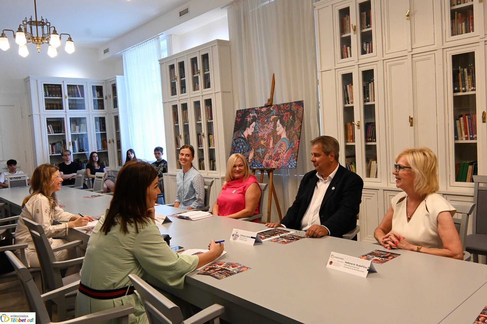 Sávolt Karolina és a Zema porcelán ékszereinek közös kiállításáról tájékozódtak a sajtó munkatársai