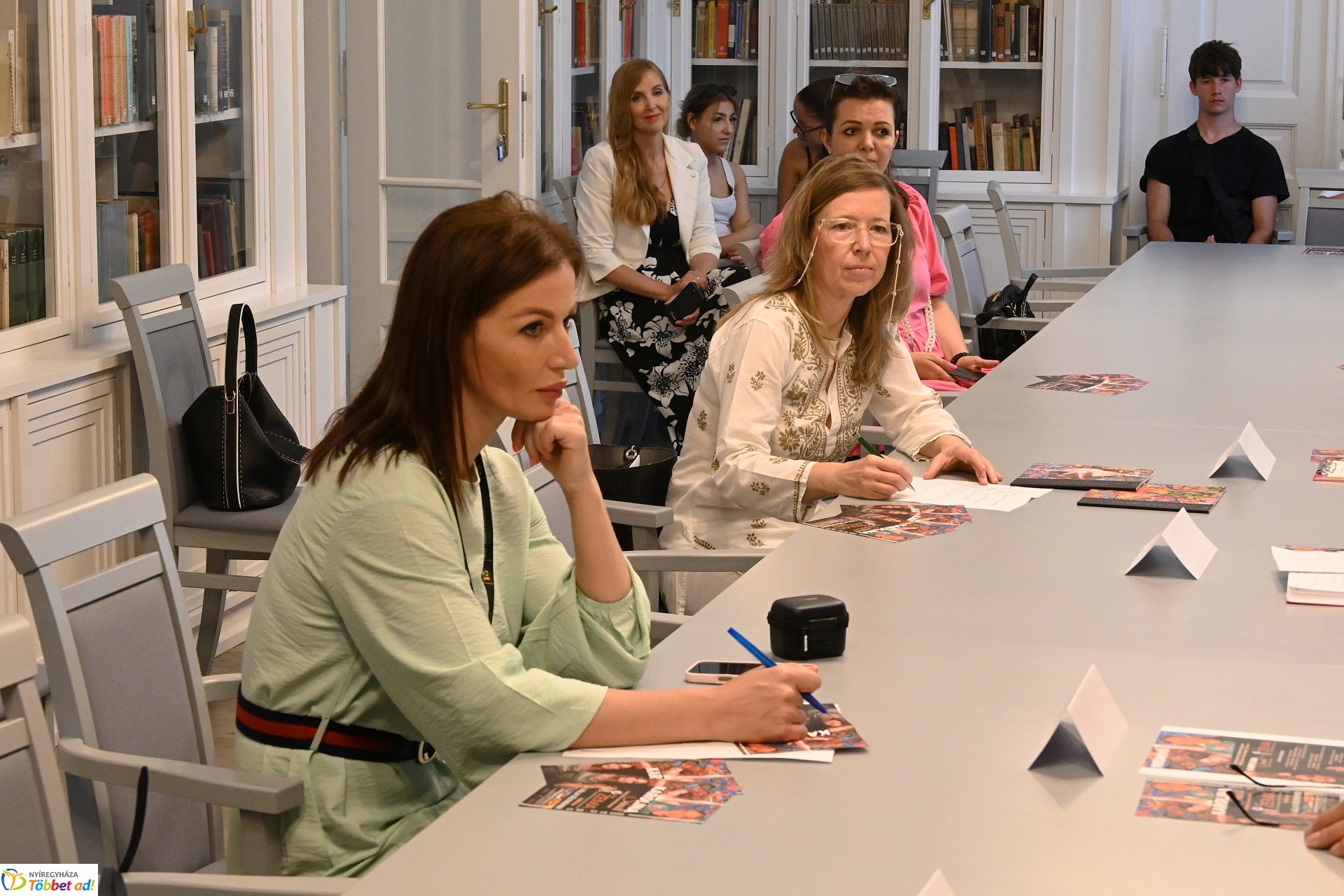 Sávolt Karolina és a Zema porcelán ékszereinek közös kiállításáról tájékozódtak a sajtó munkatársai