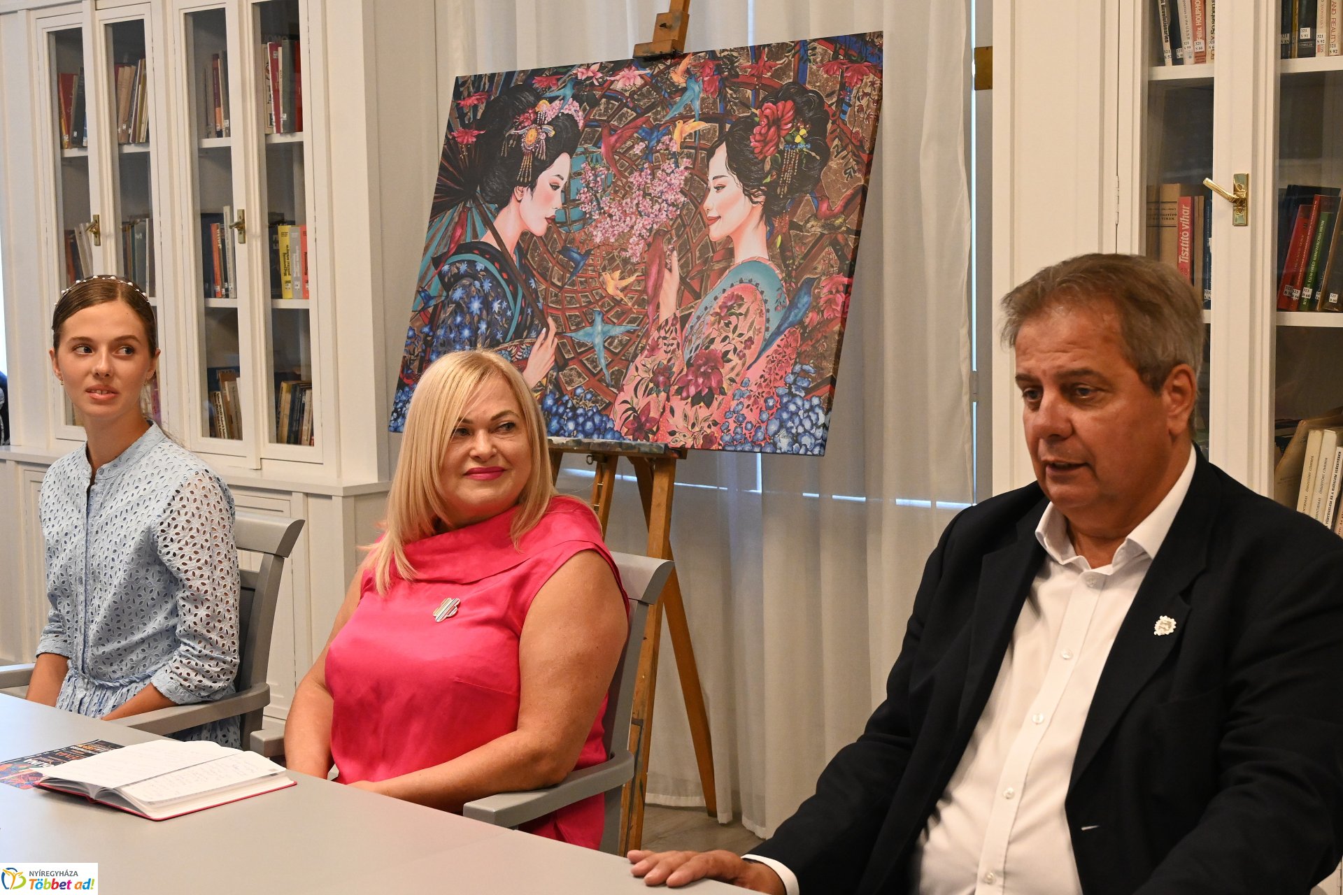 Sávolt Karolina és a Zema porcelán ékszereinek közös kiállításáról tájékozódtak a sajtó munkatársai