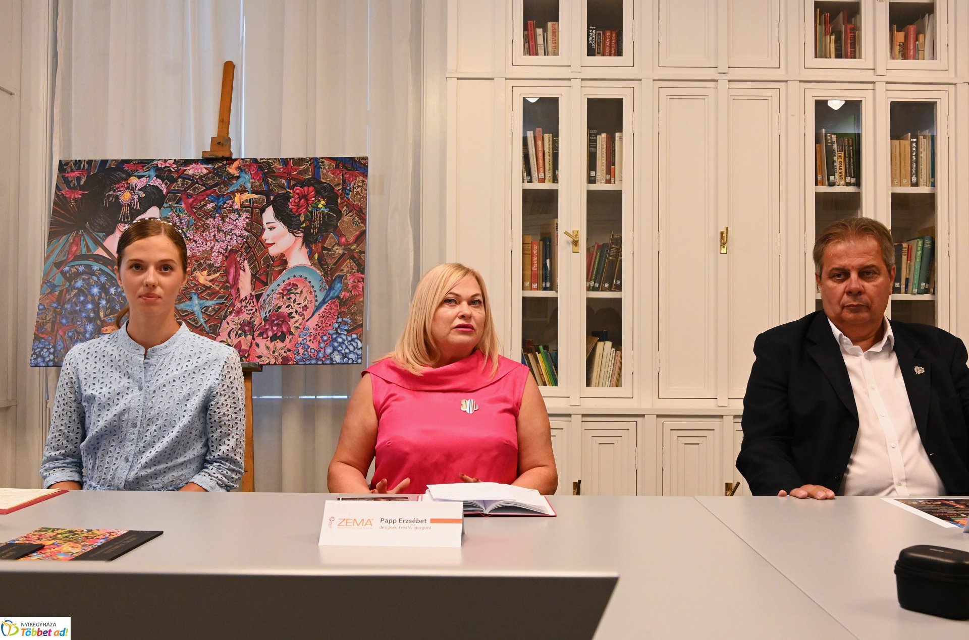 Sávolt Karolina és a Zema porcelán ékszereinek közös kiállításáról tájékozódtak a sajtó munkatársai