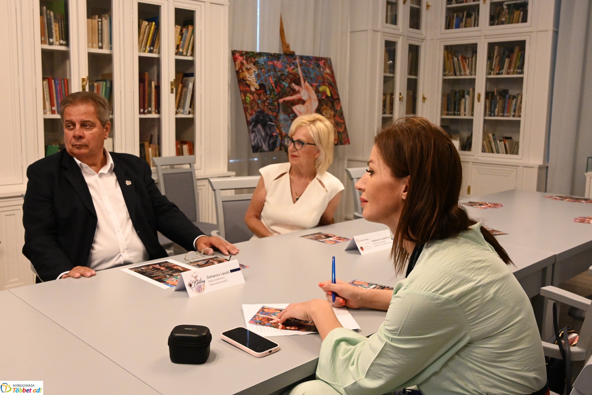 Sávolt Karolina és a Zema porcelán ékszereinek közös kiállításáról tájékozódtak a sajtó munkatársai