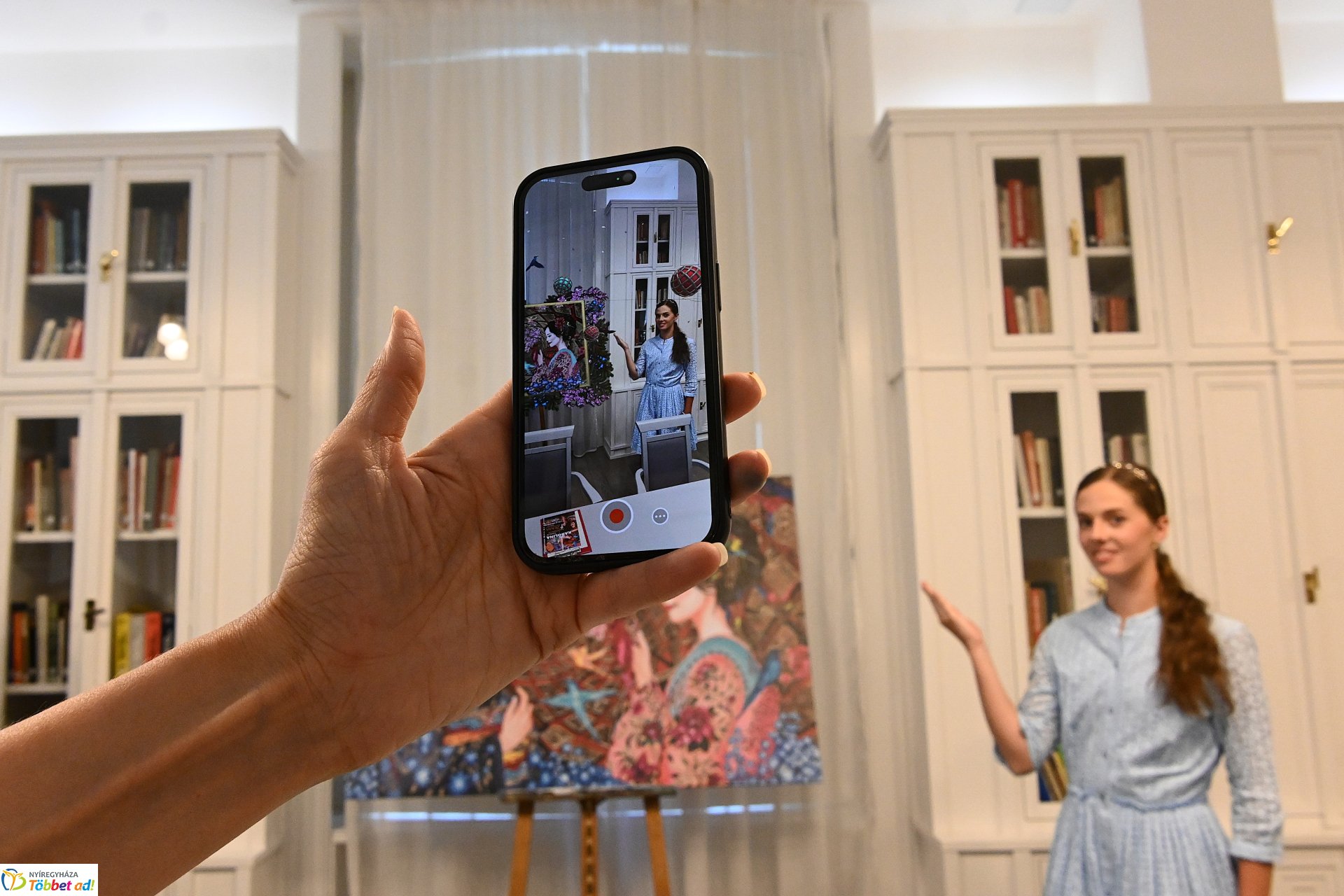 Sávolt Karolina és a Zema porcelán ékszereinek közös kiállításáról tájékozódtak a sajtó munkatársai