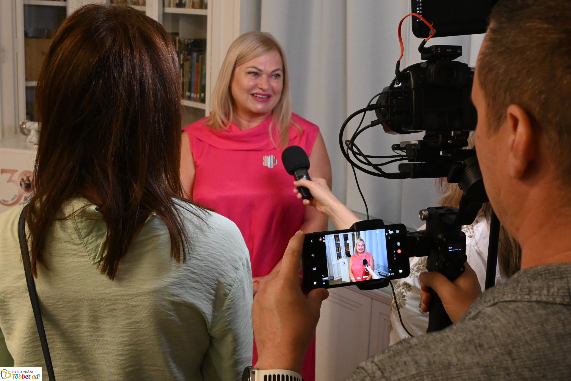 Sávolt Karolina és a Zema porcelán ékszereinek közös kiállításáról tájékozódtak a sajtó munkatársai