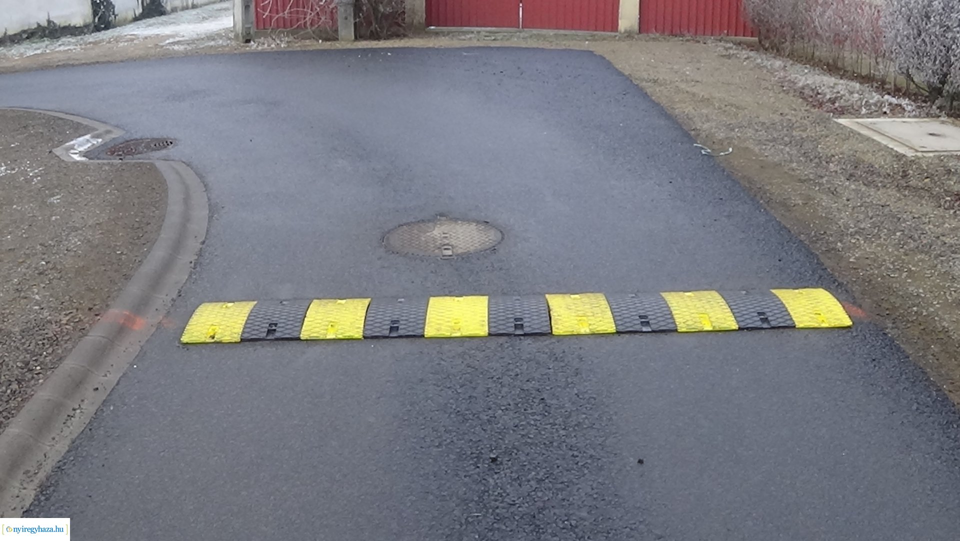 Sebességlassító borda a Napsugár utcában
