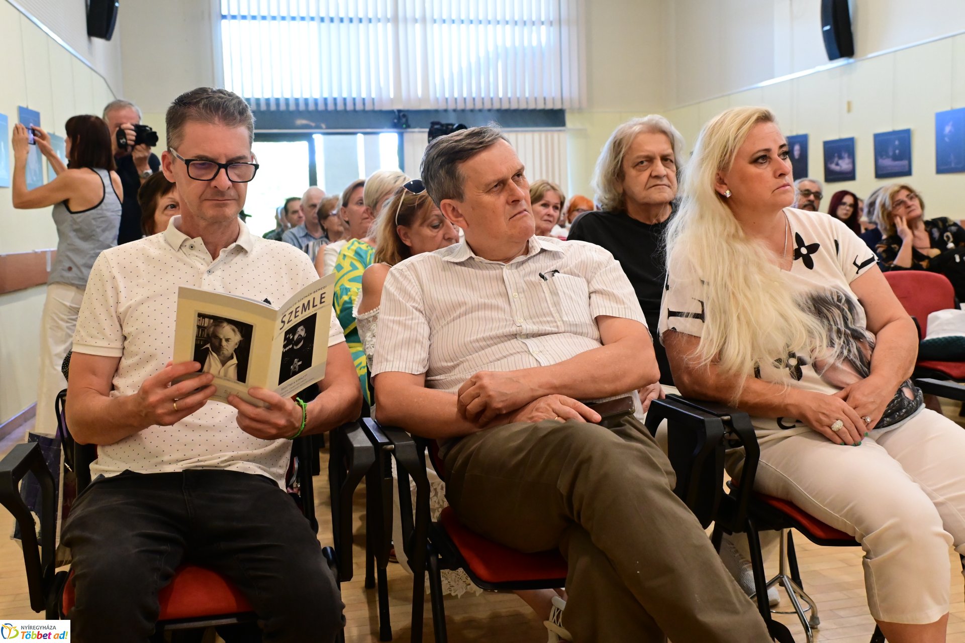 Segítsd a királyt! - Csutkai Csaba fotókiállítása a könyvtárban