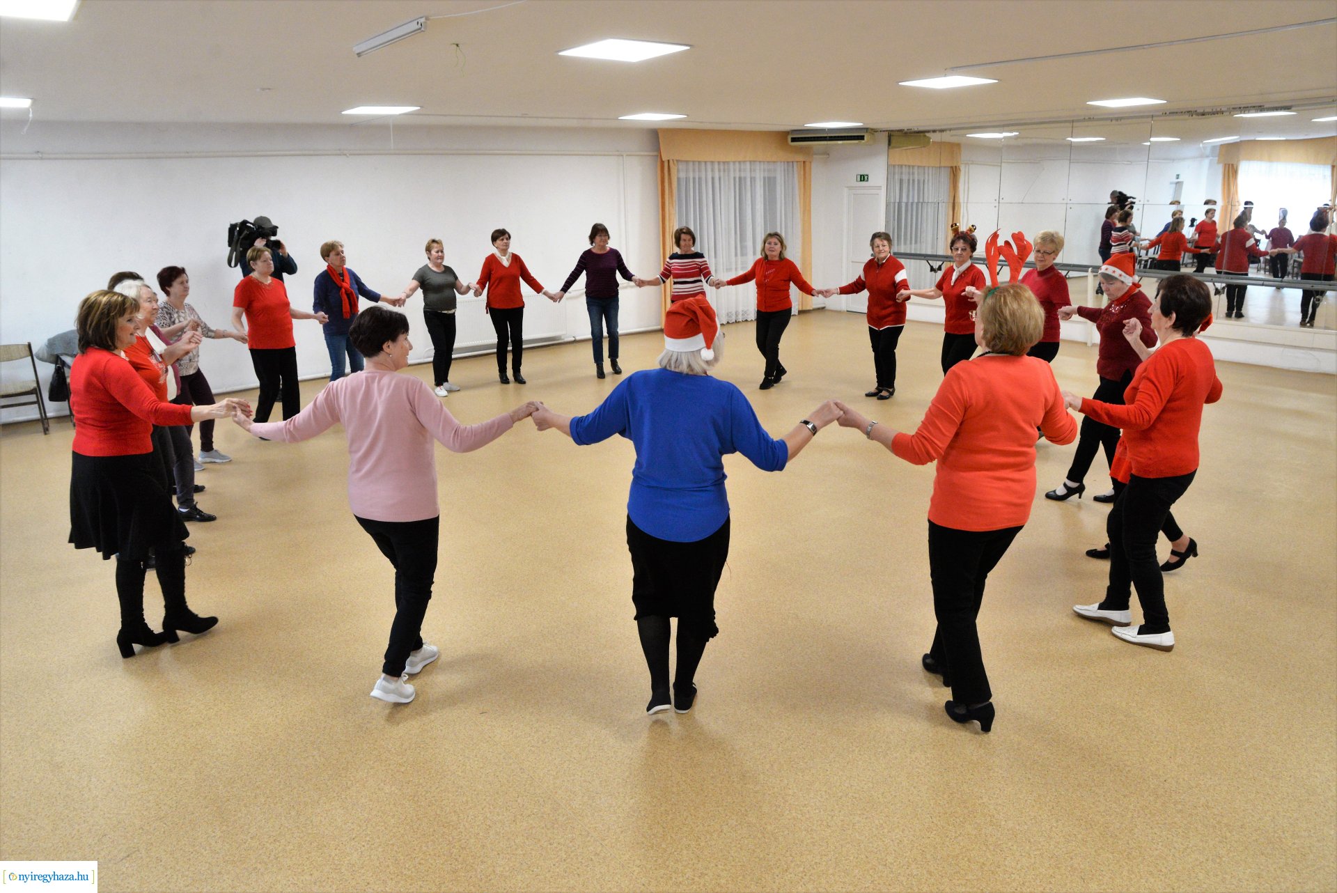 Senior örömtánc az Alvégesi Művelődési Házban