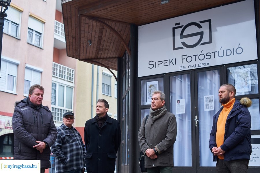 Sipos László kiállítása a Nyírfa téren