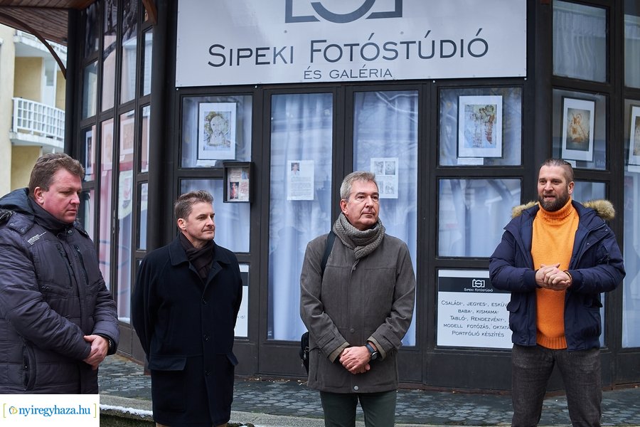 Sipos László kiállítása a Nyírfa téren
