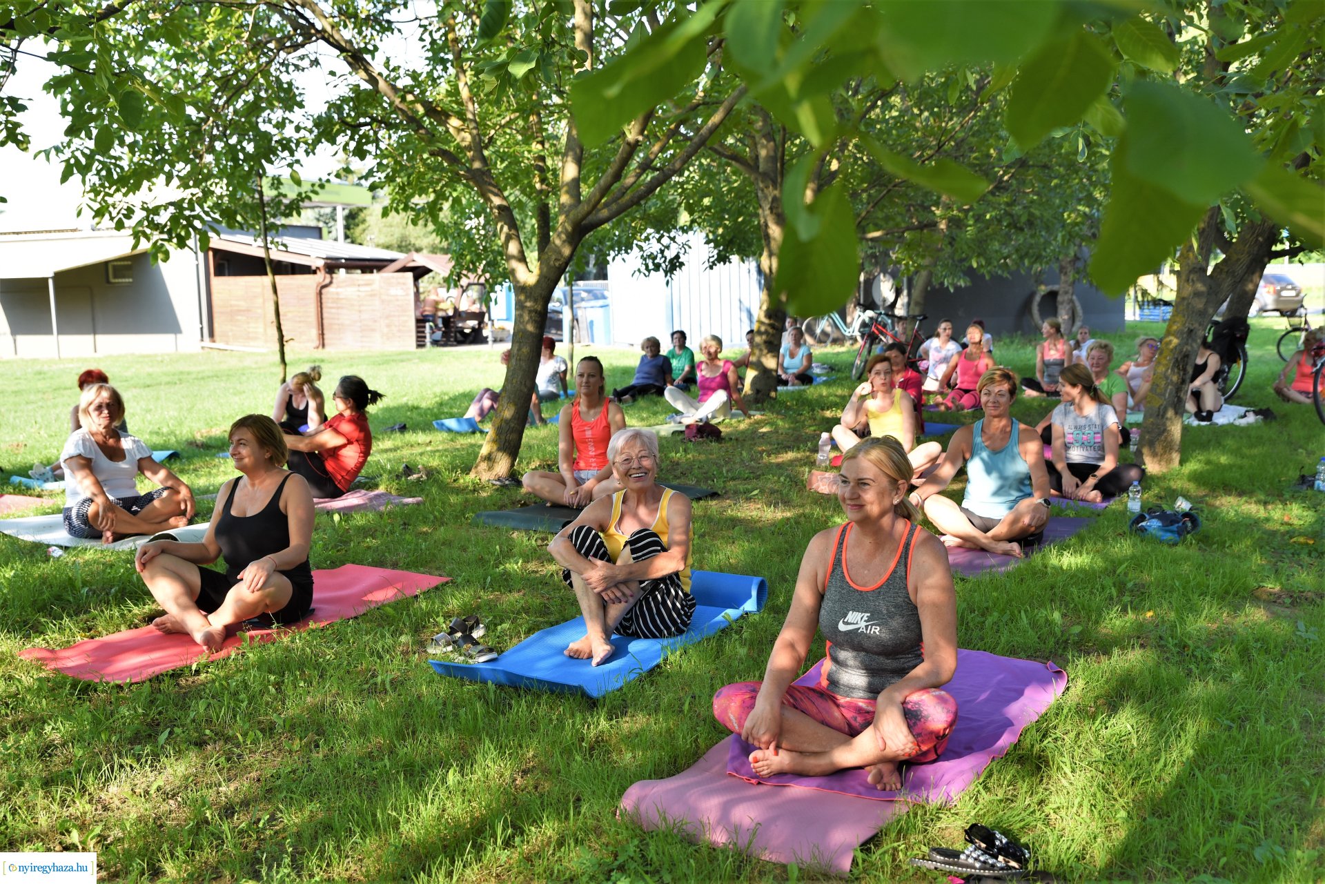 Sóstói fitt órák - ingyenes jóga a Csiha Kálmán utcai játszótéren