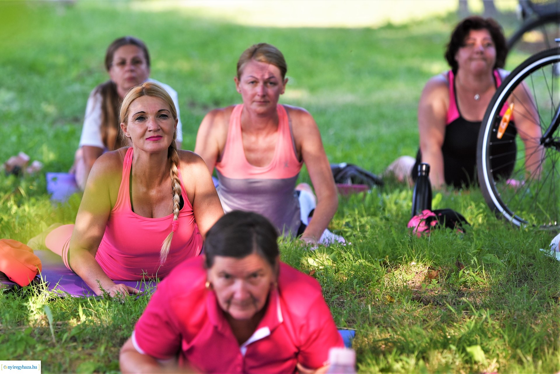 Sóstói fitt órák - ingyenes jóga a Csiha Kálmán utcai játszótéren