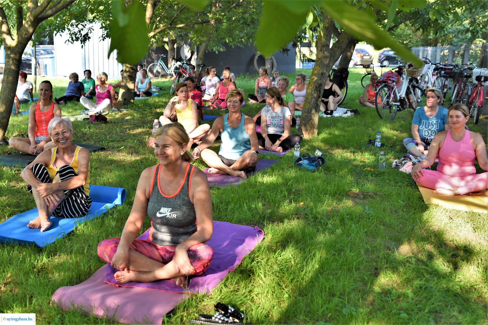 Sóstói fitt órák - ingyenes jóga a Csiha Kálmán utcai játszótéren