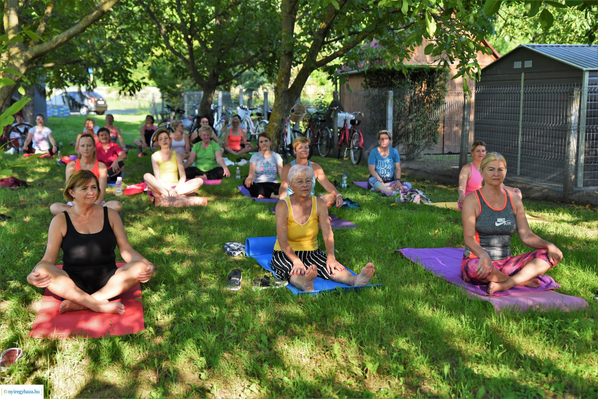 Sóstói fitt órák - ingyenes jóga a Csiha Kálmán utcai játszótéren