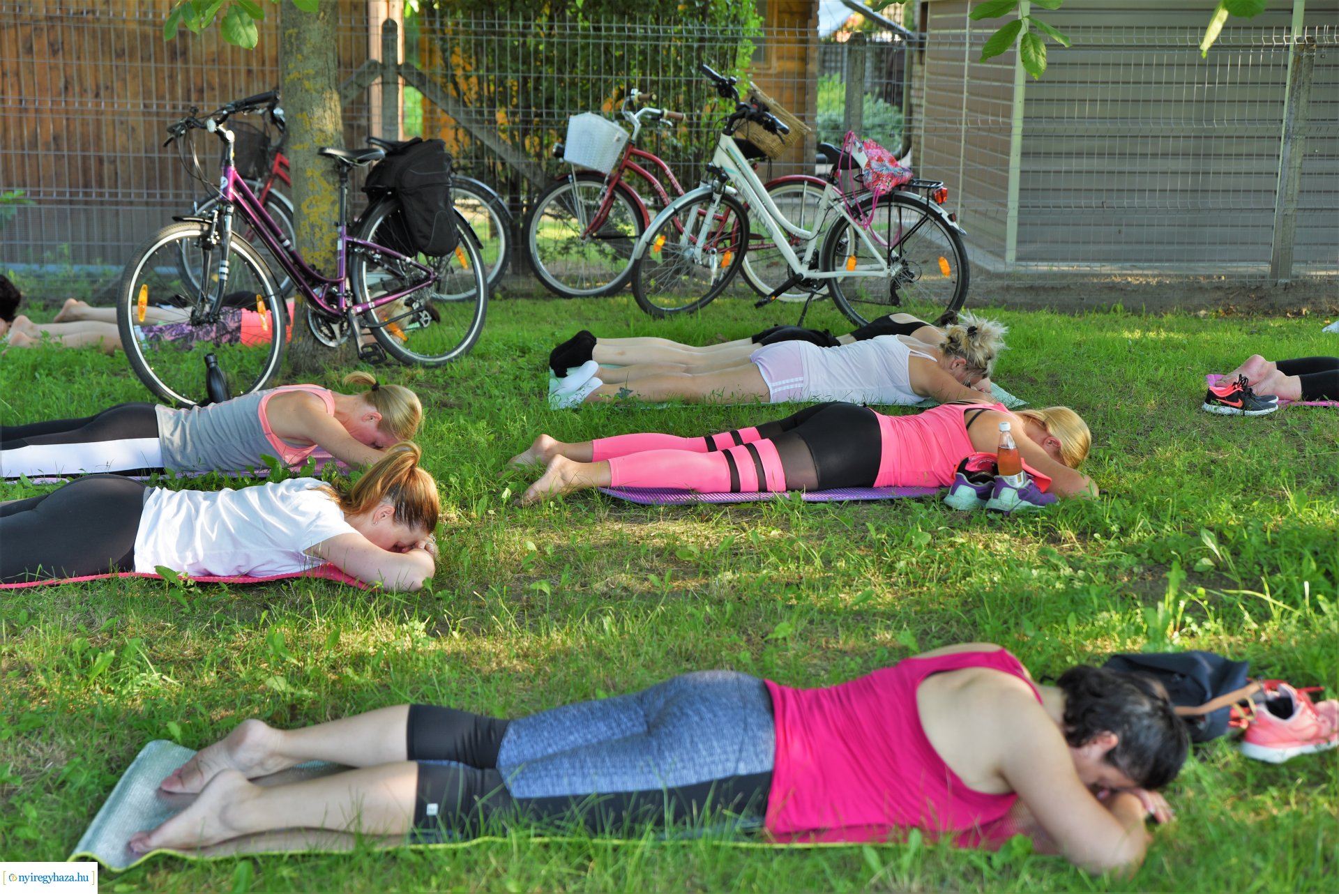 Sóstói fitt órák - ingyenes jóga a Csiha Kálmán utcai játszótéren