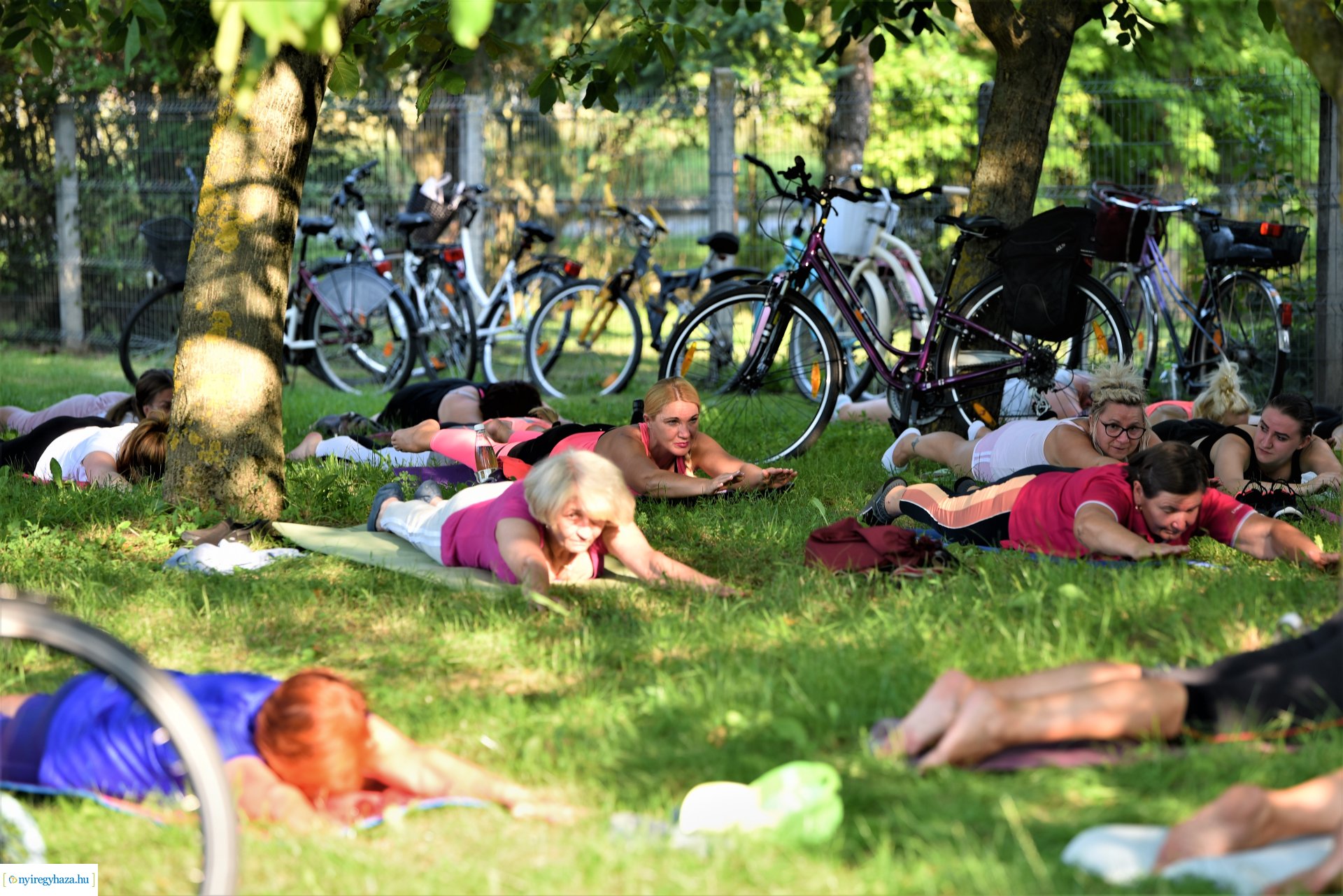 Sóstói fitt órák - ingyenes jóga a Csiha Kálmán utcai játszótéren