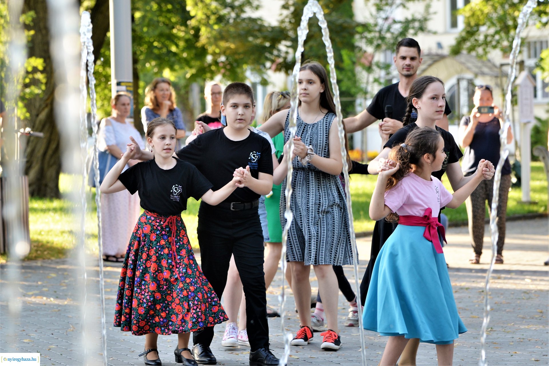 Sóstói Tánc Esték - júliusban minden csütörtökön a piac mellett