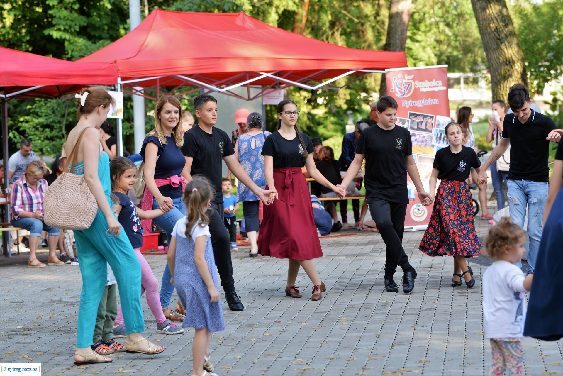 Sóstói Tánc Esték - júliusban minden csütörtökön a piac mellett