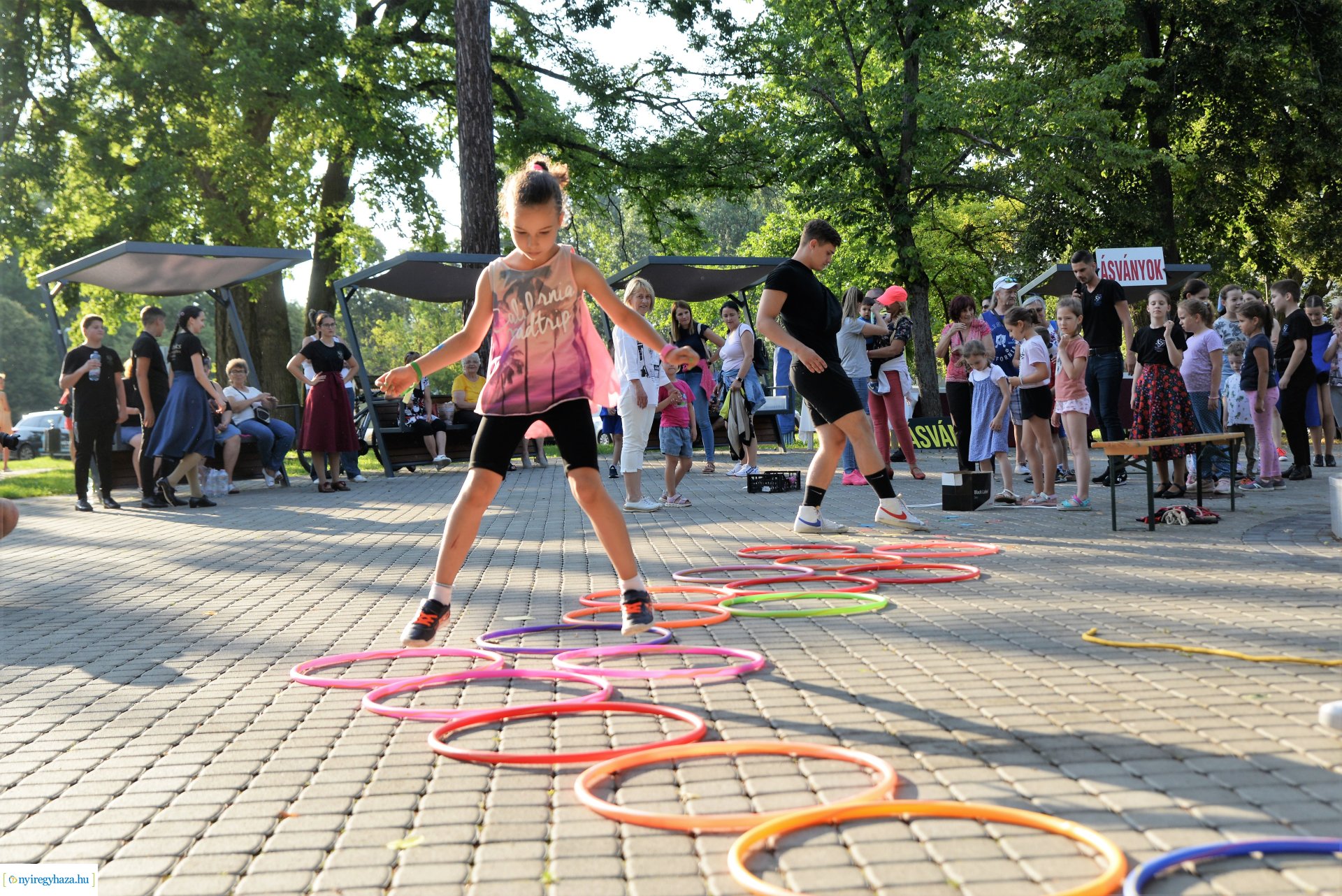 Sóstói Tánc Esték - júliusban minden csütörtökön a piac mellett