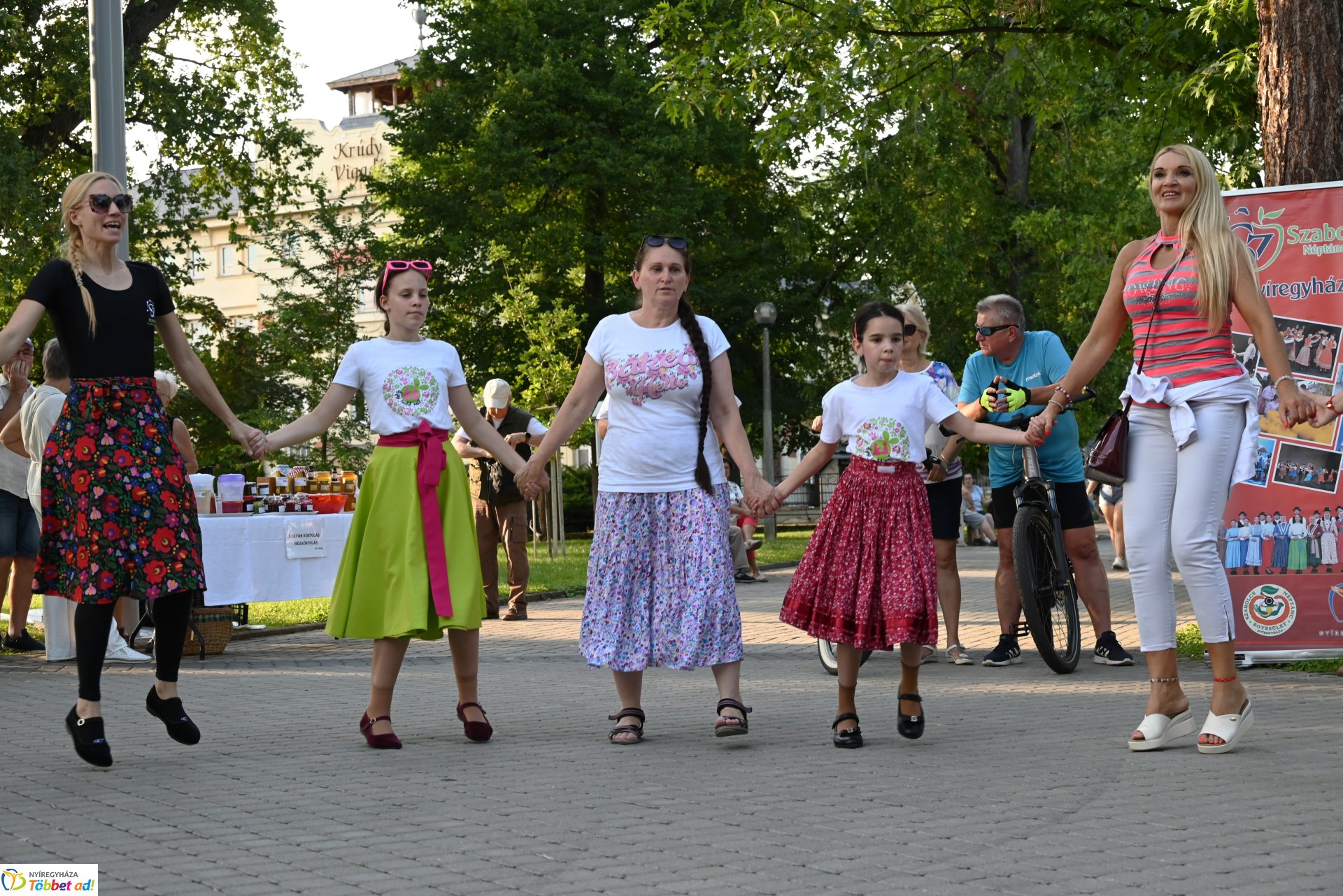 Sóstón mindenki táncolt - táncházzal várták a Sóstói Táncest szervezői az érdeklődőket