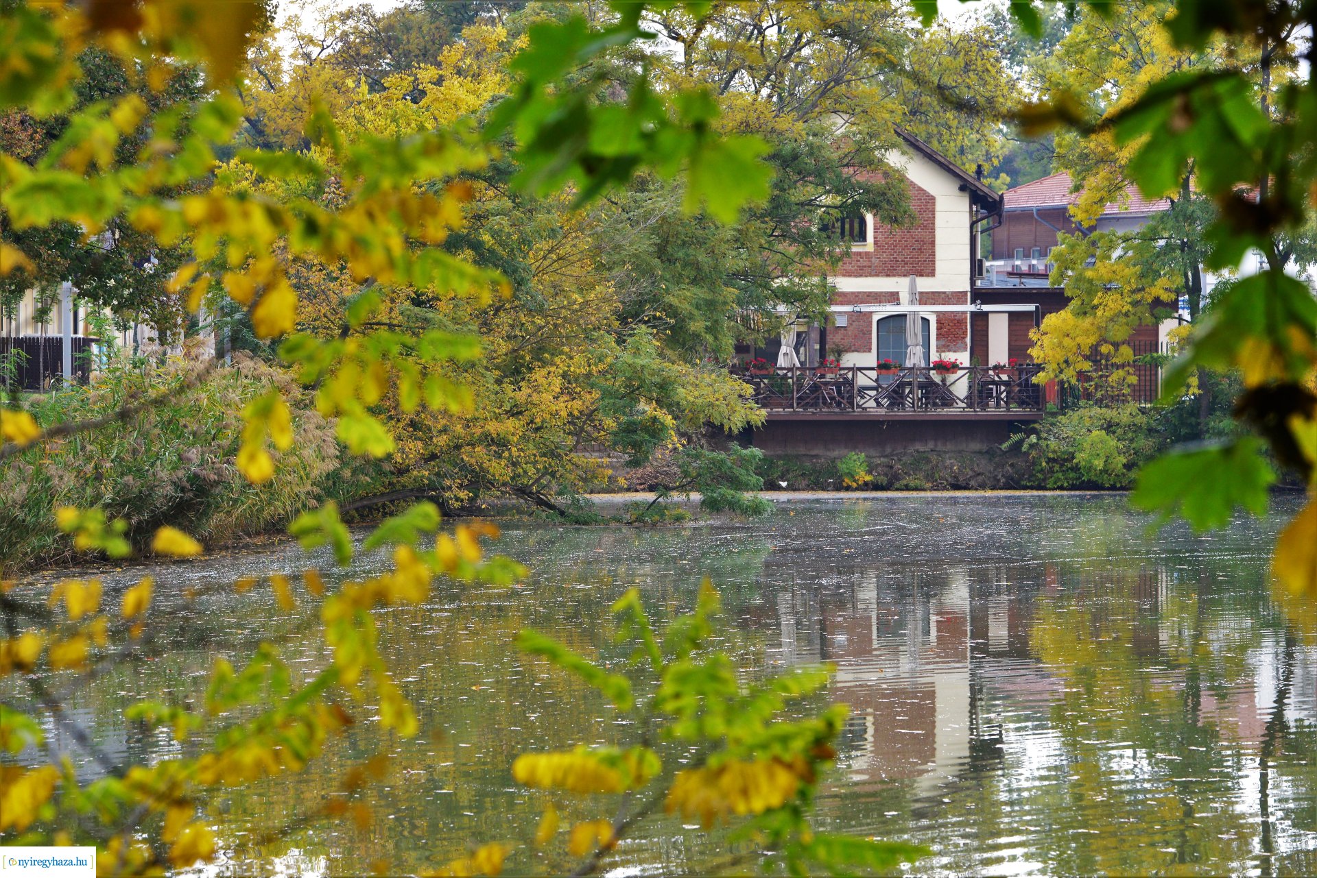 Sóstóra beköszöntött az ősz