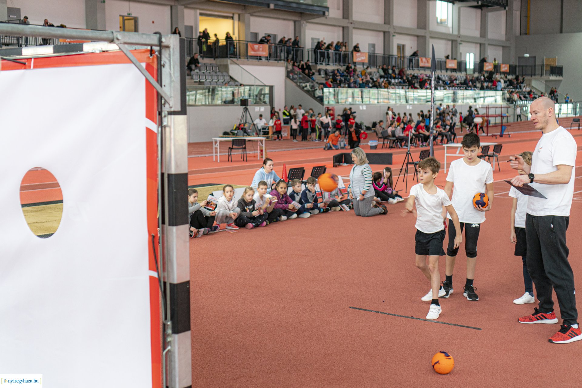 Sportágnépszerűsítő rendezvény a Nyíregyházi Atlétikai Centrumban