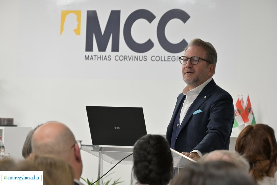 Stílus és politika - dr. Schiffer Miklós előadása