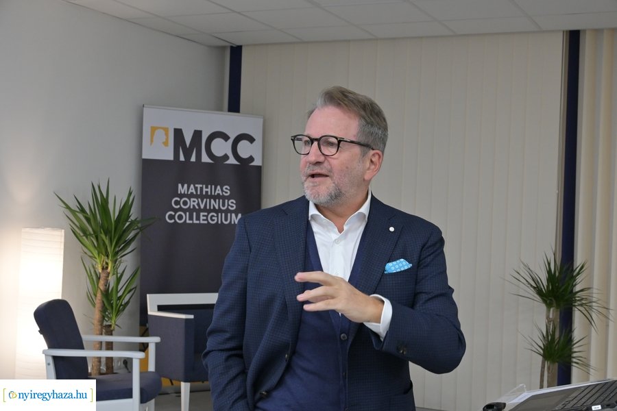 Stílus és politika - dr. Schiffer Miklós előadása