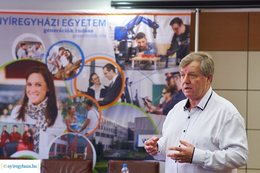 Stumpf István előadása az egyetemen