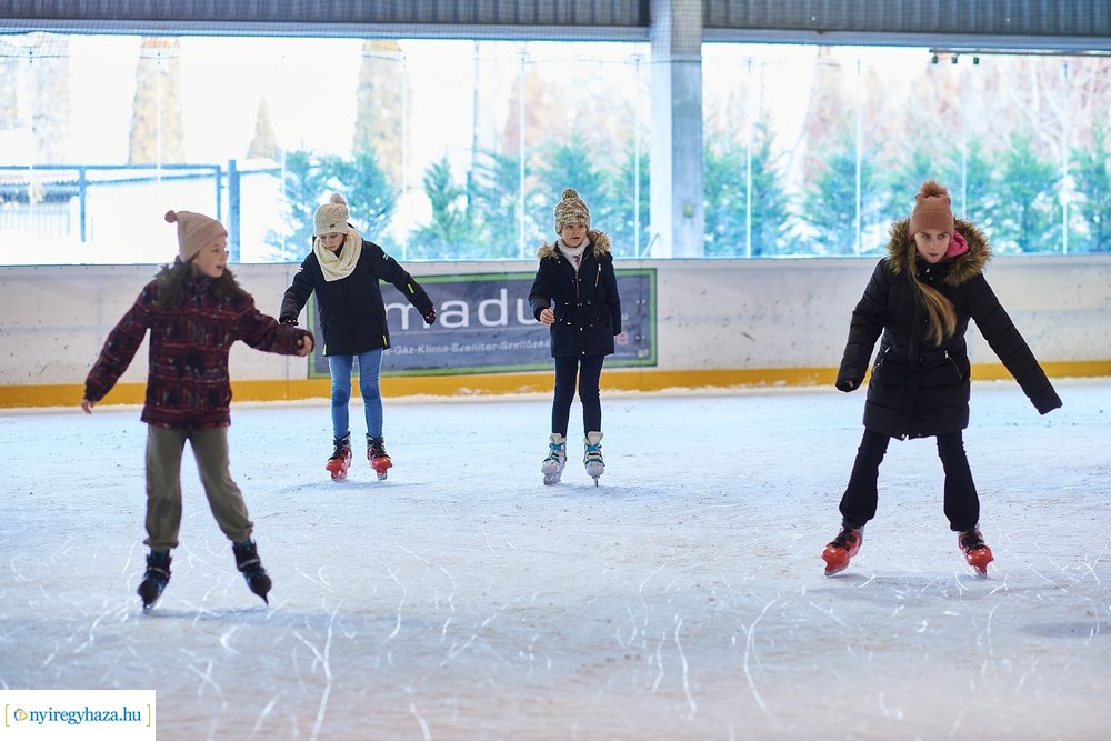 Sulis csúszás a jégpályán
