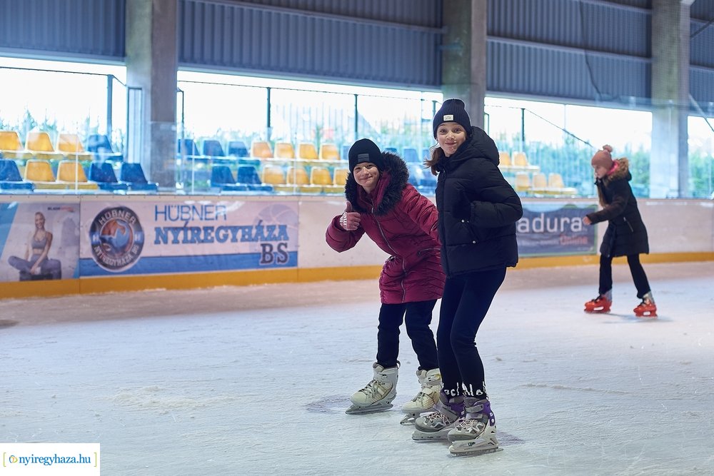 Sulis csúszás a jégpályán
