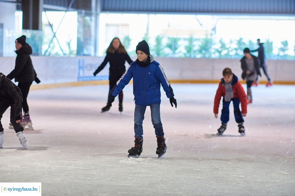 Sulis csúszás a jégpályán