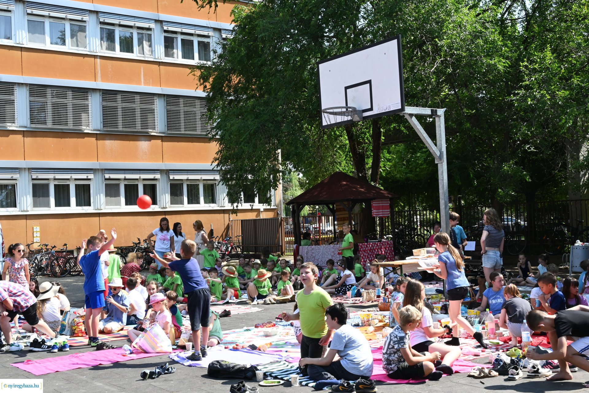 Szabadtéri kondipark és piknik a Nyíregyházi Egyetem Eötvös József Gyakorló Általános Iskola és Gimnáziumban