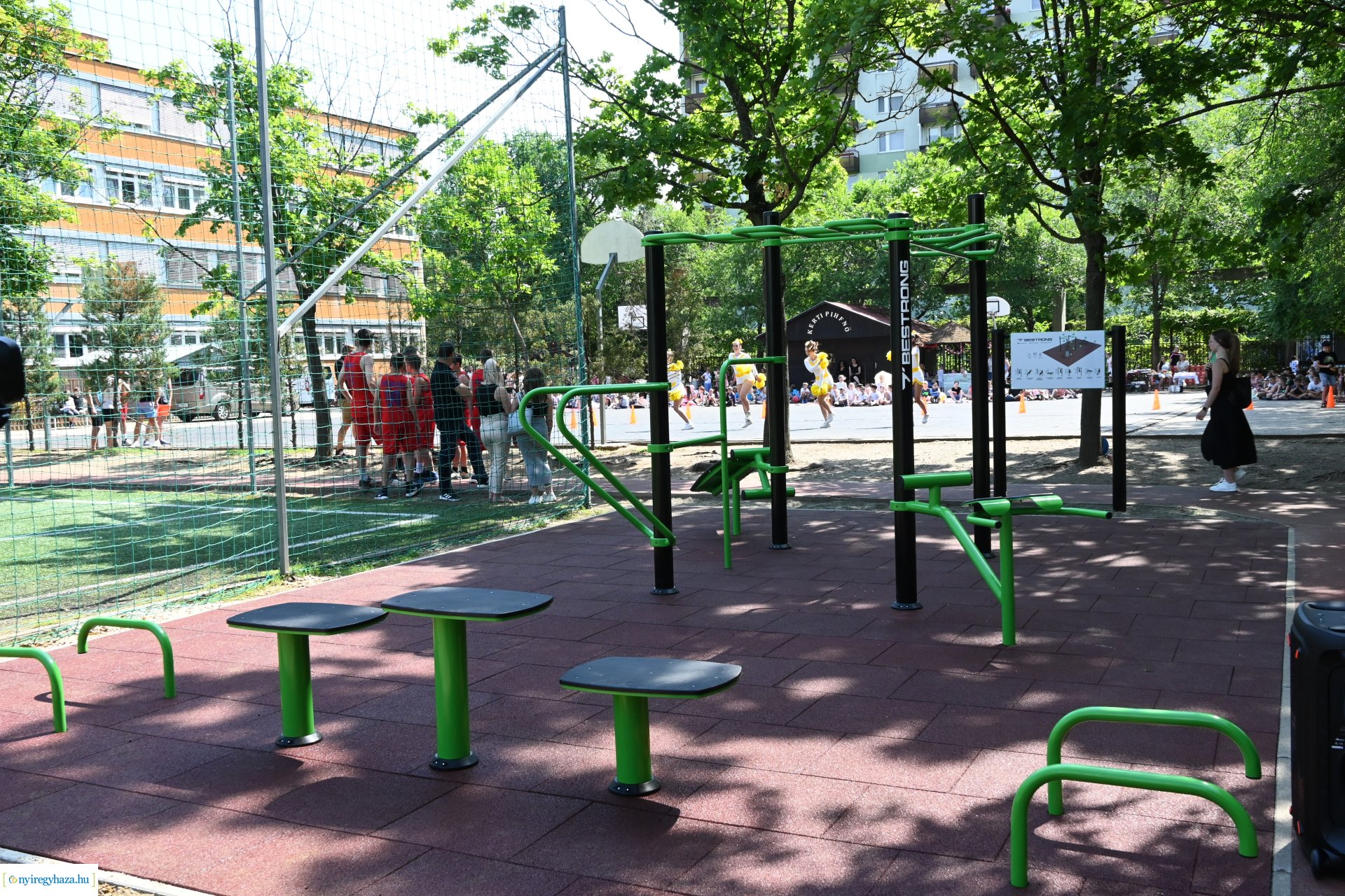 Szabadtéri kondipark és piknik a Nyíregyházi Egyetem Eötvös József Gyakorló Általános Iskola és Gimnáziumban