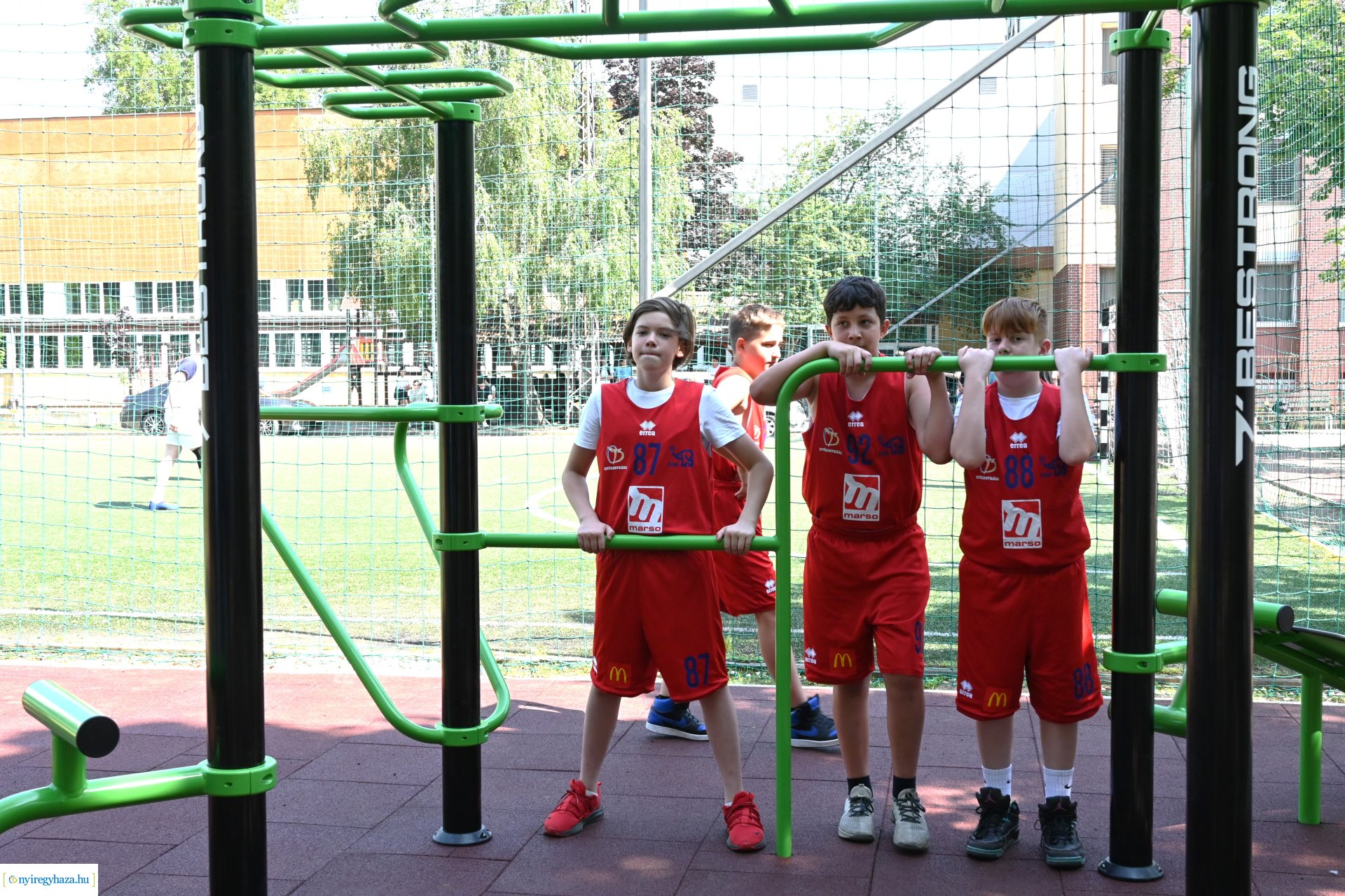 Szabadtéri kondipark és piknik a Nyíregyházi Egyetem Eötvös József Gyakorló Általános Iskola és Gimnáziumban