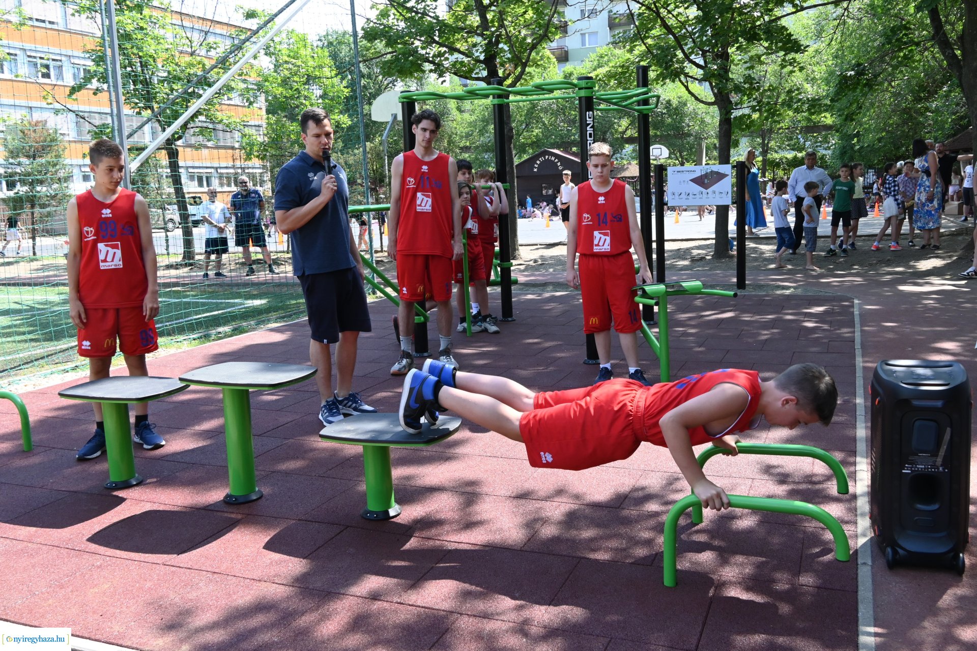 Szabadtéri kondipark és piknik a Nyíregyházi Egyetem Eötvös József Gyakorló Általános Iskola és Gimnáziumban