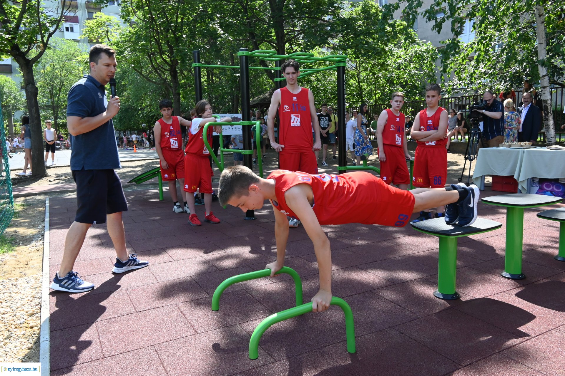 Szabadtéri kondipark és piknik a Nyíregyházi Egyetem Eötvös József Gyakorló Általános Iskola és Gimnáziumban