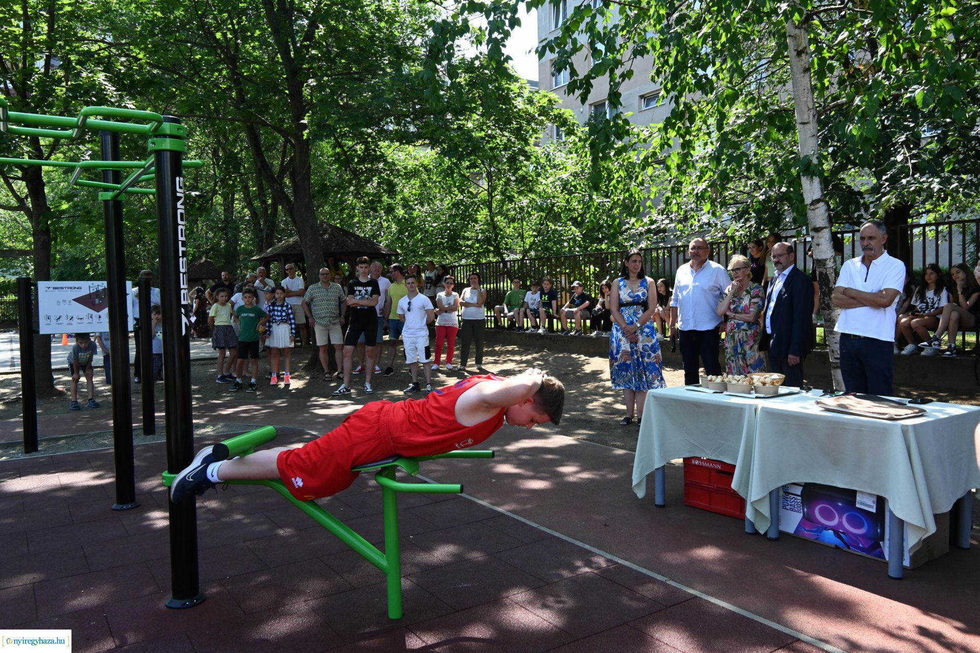 Szabadtéri kondipark és piknik a Nyíregyházi Egyetem Eötvös József Gyakorló Általános Iskola és Gimnáziumban