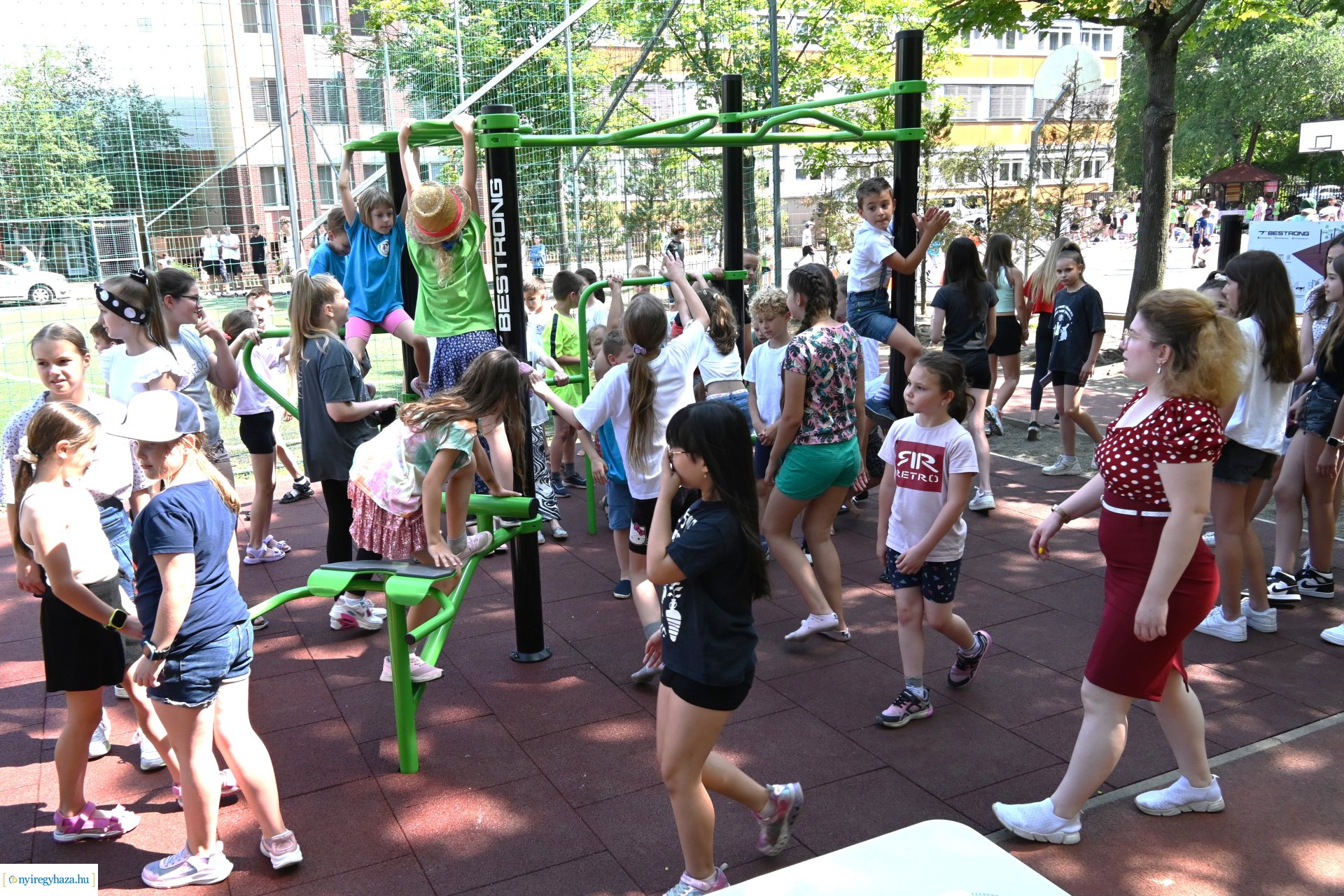 Szabadtéri kondipark és piknik a Nyíregyházi Egyetem Eötvös József Gyakorló Általános Iskola és Gimnáziumban