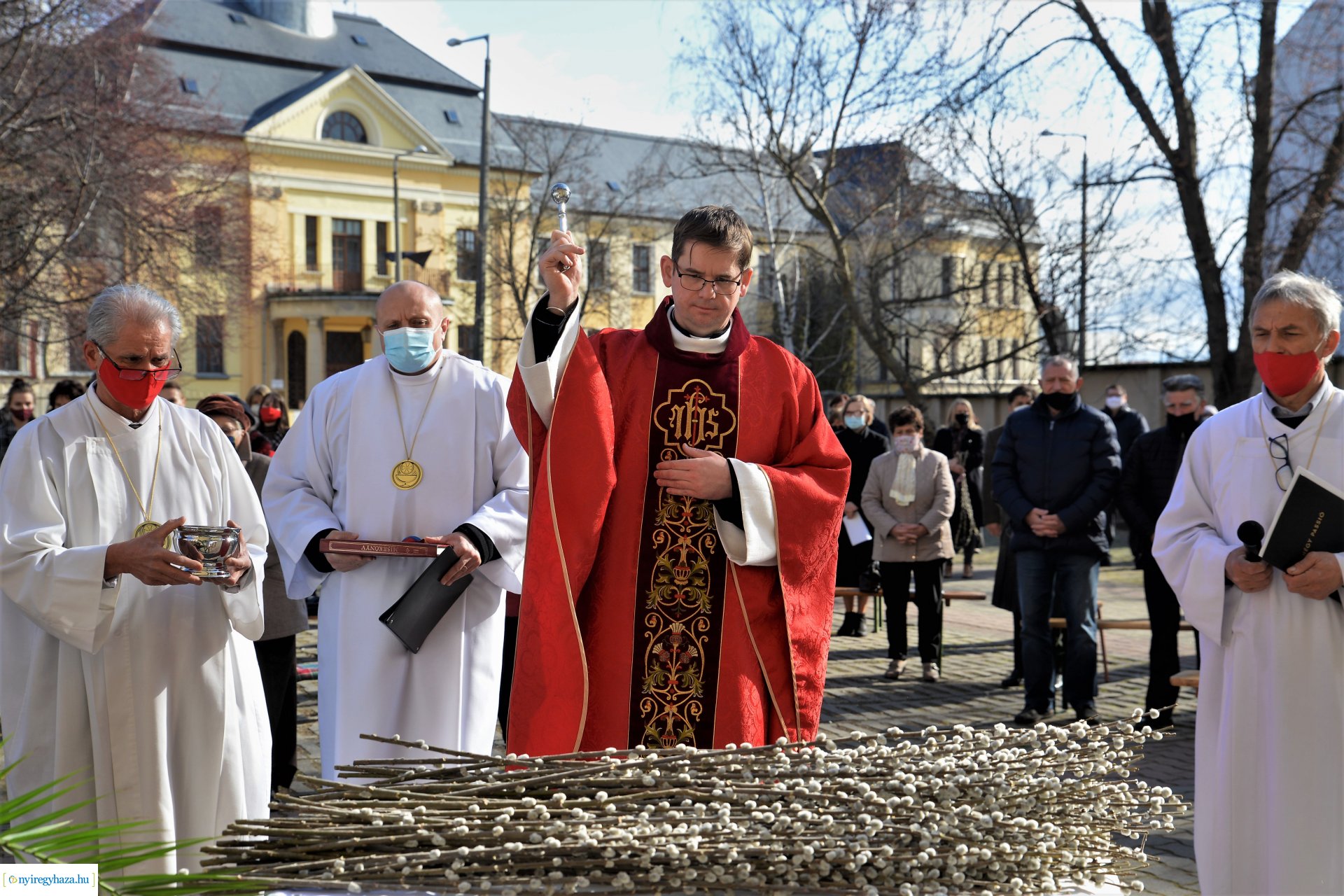 Szabadtéri Szentmise Virágvasárnap a Magyarok Nagyasszonya plébánia udvarán