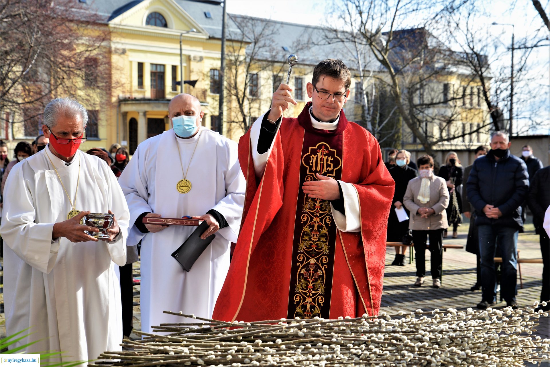 Szabadtéri Szentmise Virágvasárnap a Magyarok Nagyasszonya plébánia udvarán