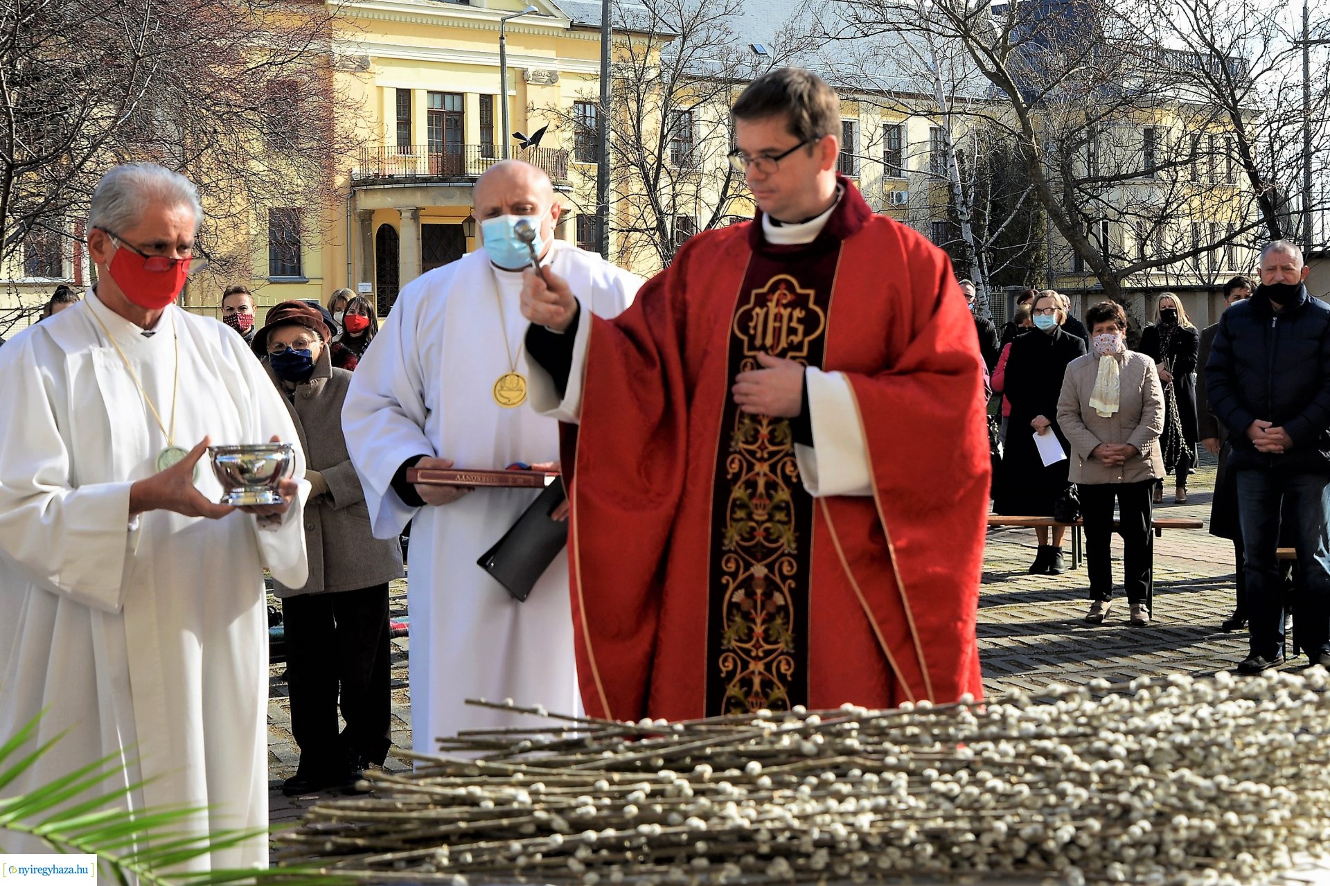 Szabadtéri Szentmise Virágvasárnap a Magyarok Nagyasszonya plébánia udvarán