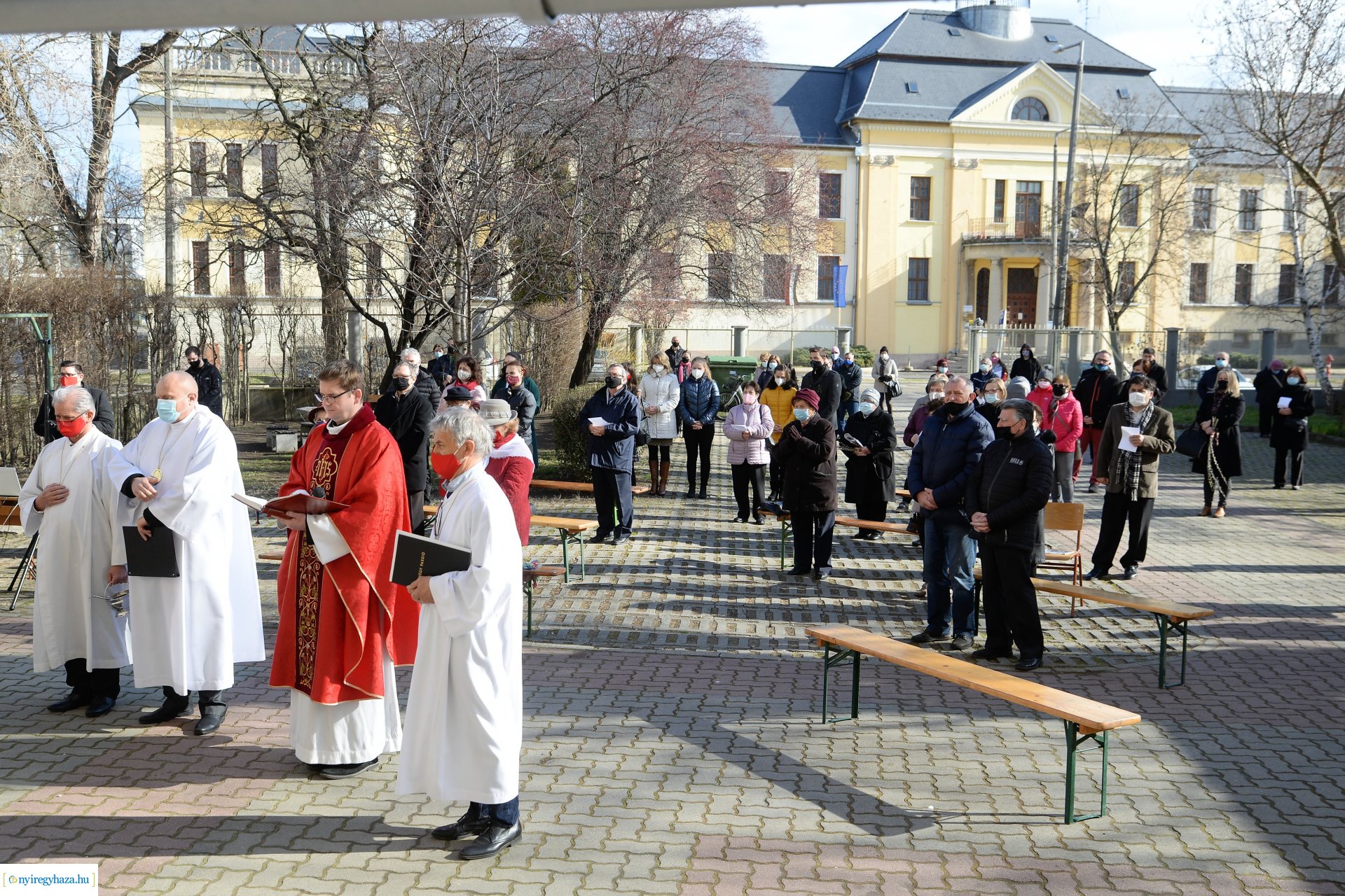 Szabadtéri Szentmise Virágvasárnap a Magyarok Nagyasszonya plébánia udvarán