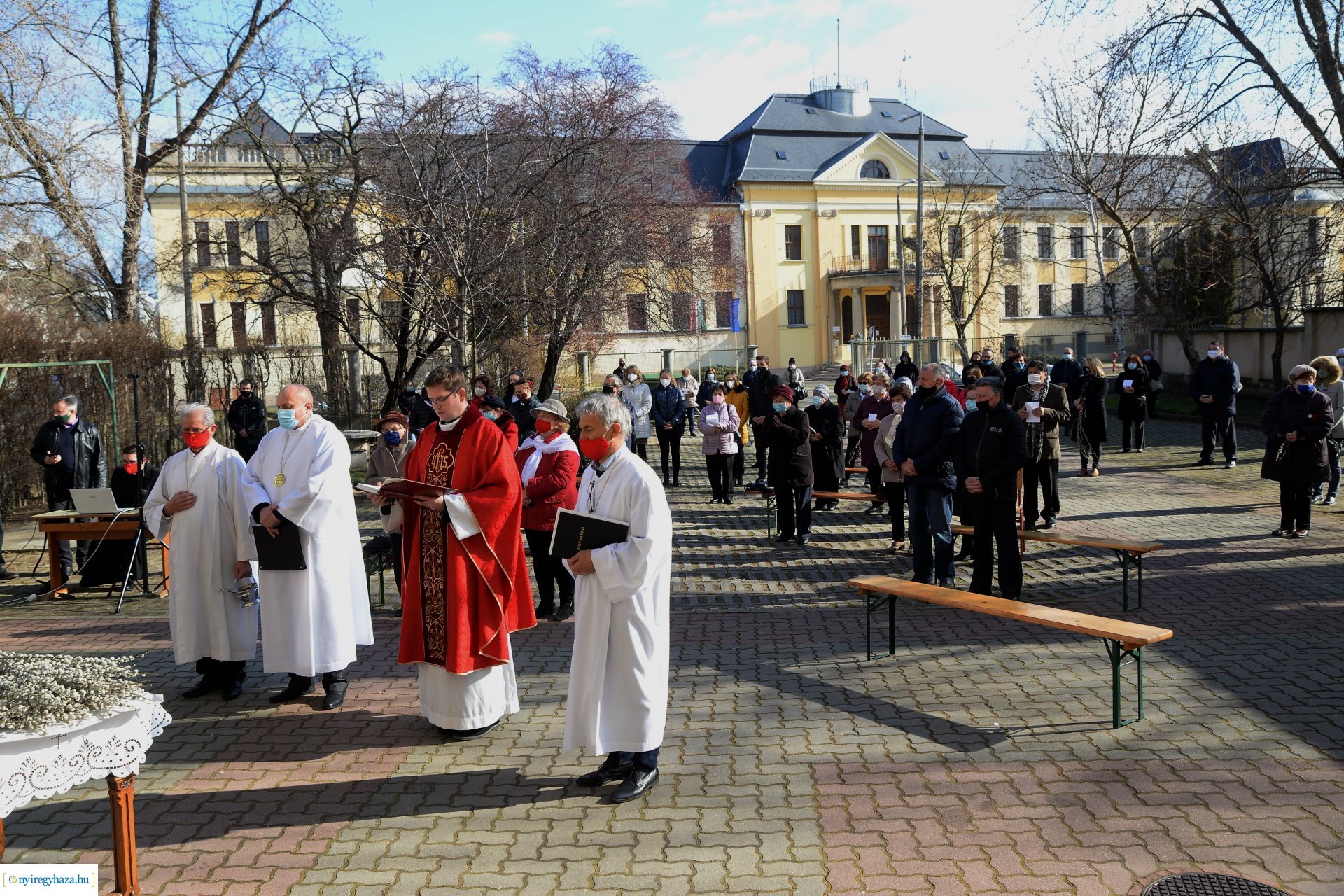 Szabadtéri Szentmise Virágvasárnap a Magyarok Nagyasszonya plébánia udvarán