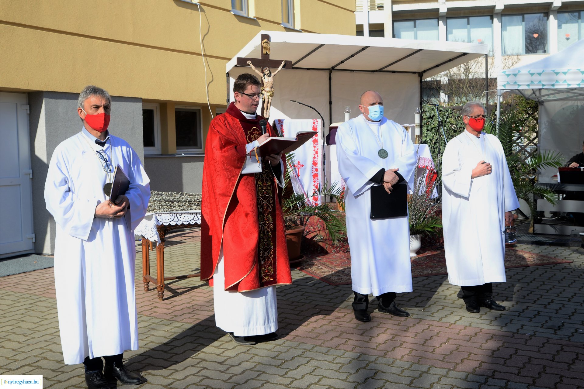 Szabadtéri Szentmise Virágvasárnap a Magyarok Nagyasszonya plébánia udvarán