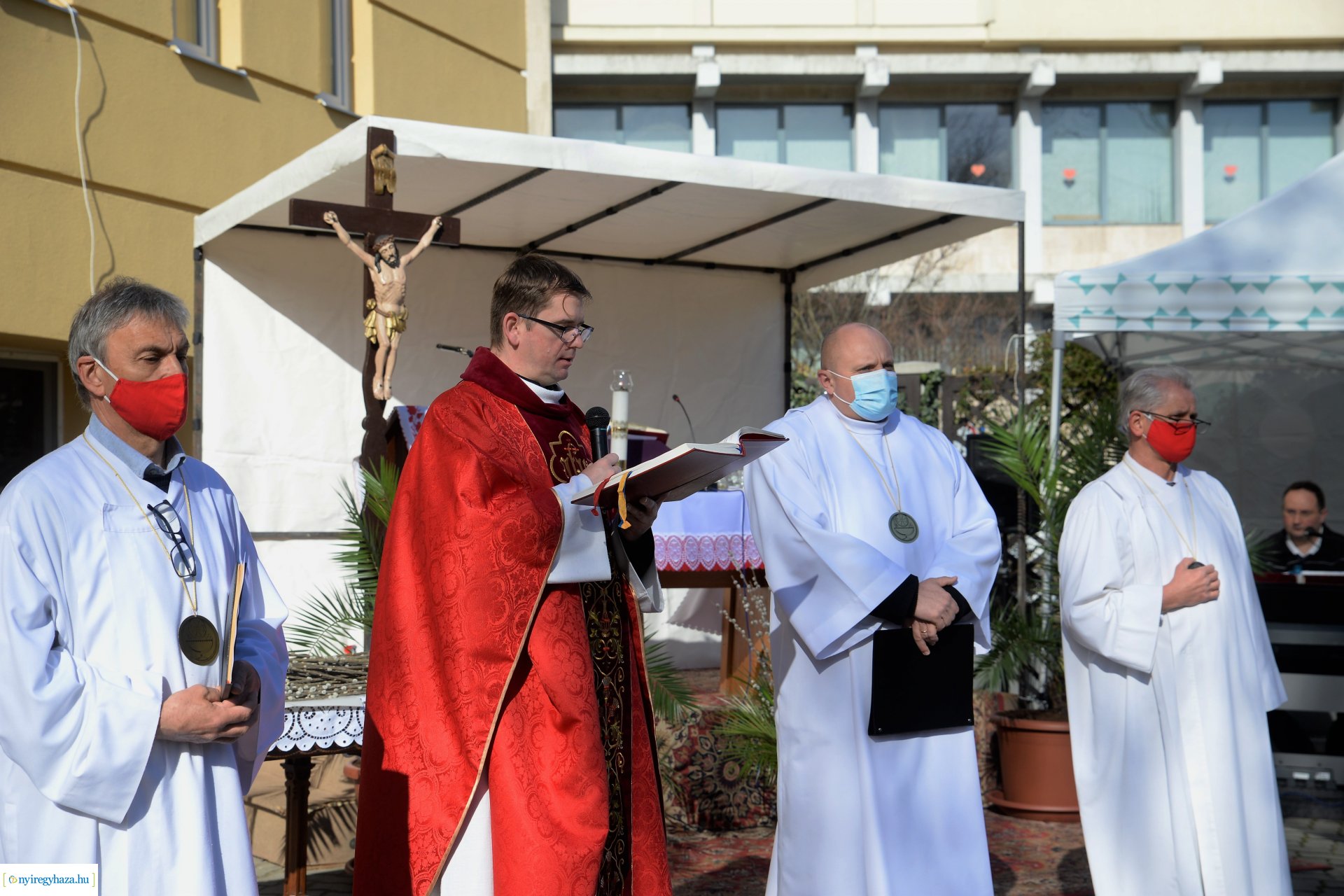 Szabadtéri Szentmise Virágvasárnap a Magyarok Nagyasszonya plébánia udvarán