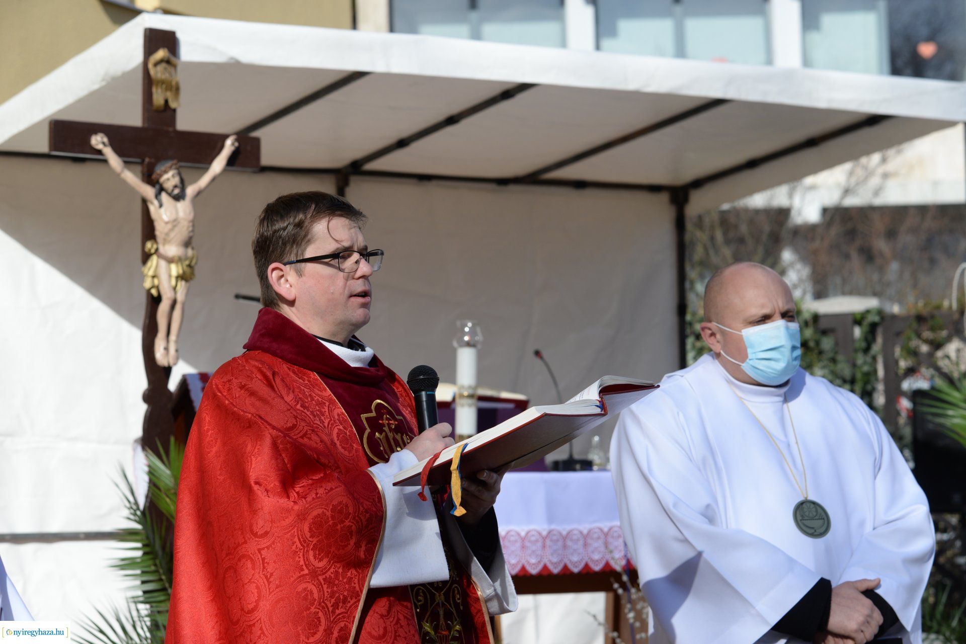 Szabadtéri Szentmise Virágvasárnap a Magyarok Nagyasszonya plébánia udvarán