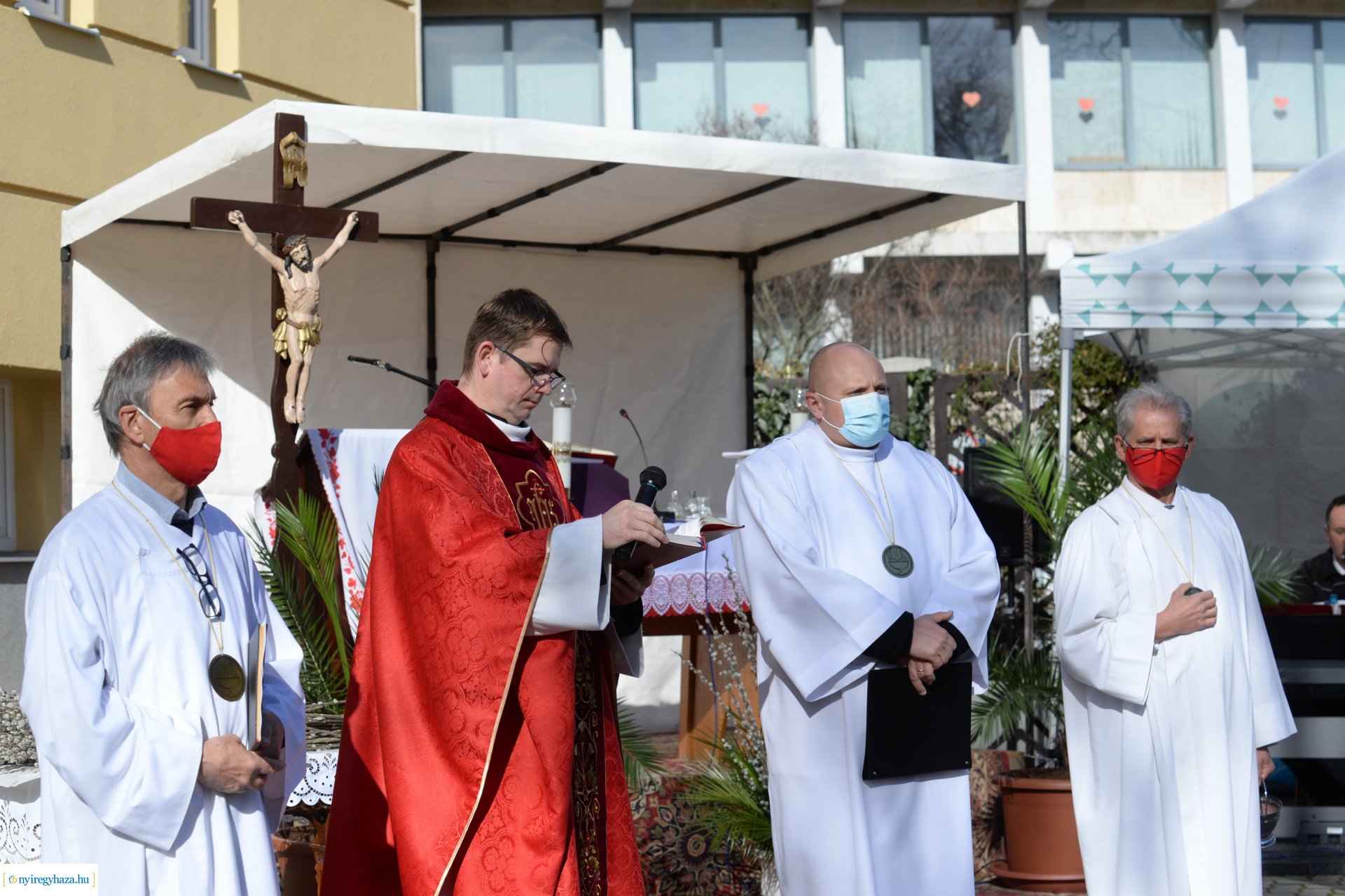 Szabadtéri Szentmise Virágvasárnap a Magyarok Nagyasszonya plébánia udvarán