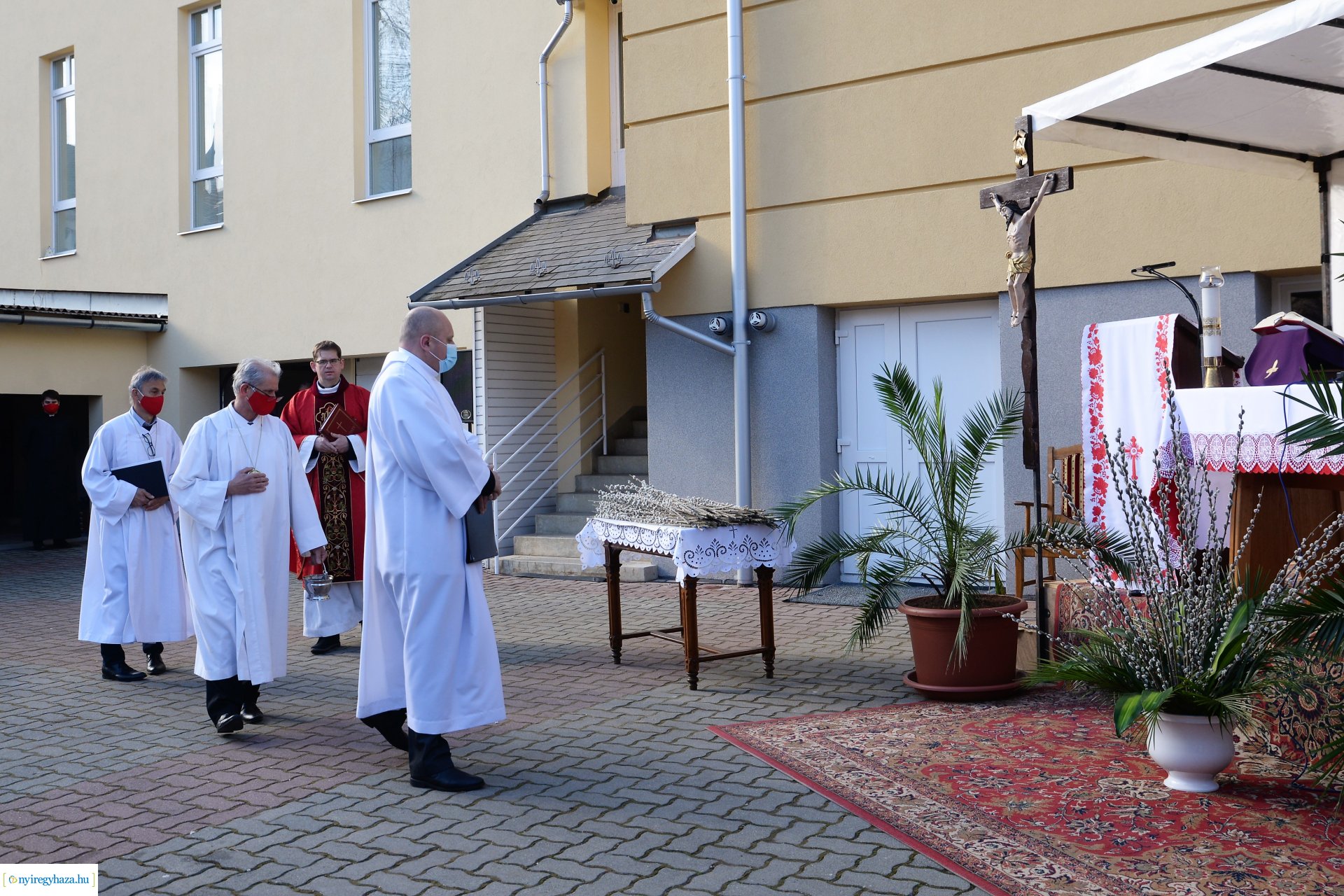 Szabadtéri Szentmise Virágvasárnap a Magyarok Nagyasszonya plébánia udvarán