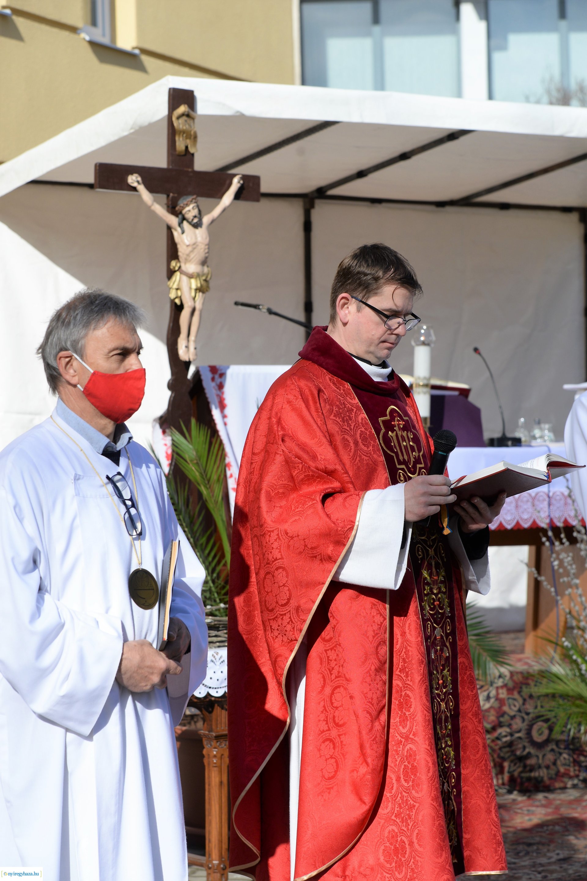 Szabadtéri Szentmise Virágvasárnap a Magyarok Nagyasszonya plébánia udvarán