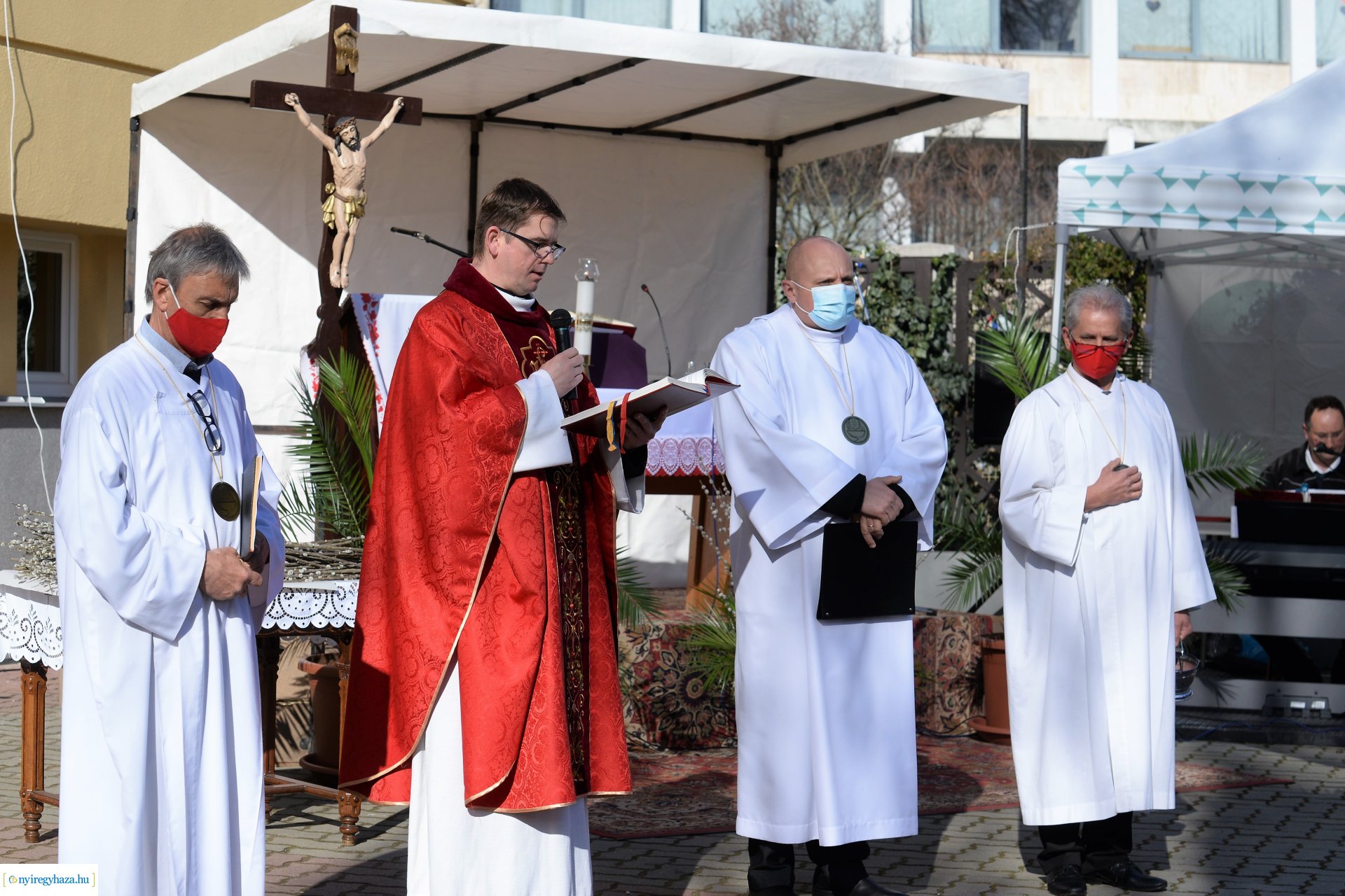 Szabadtéri Szentmise Virágvasárnap a Magyarok Nagyasszonya plébánia udvarán