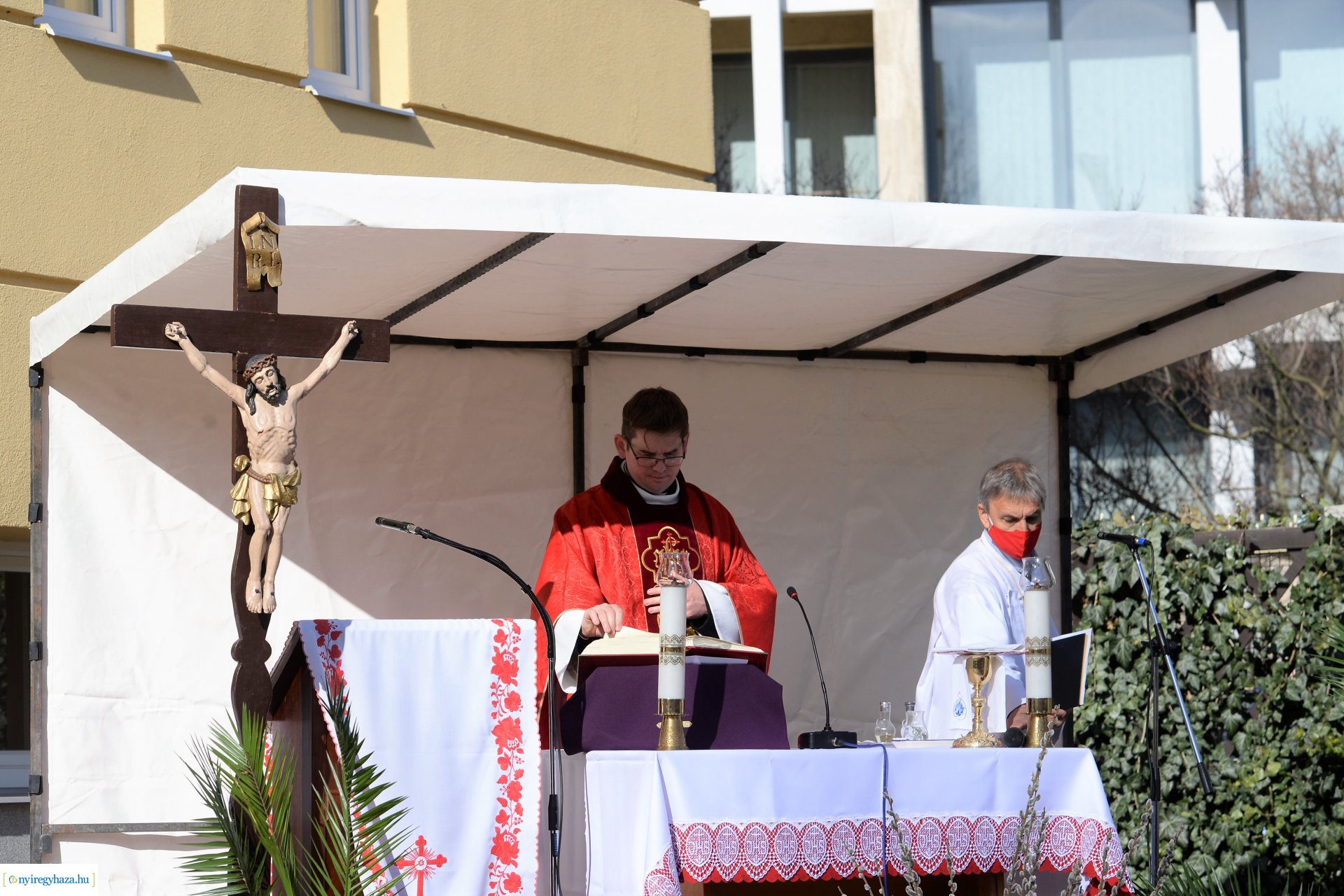Szabadtéri Szentmise Virágvasárnap a Magyarok Nagyasszonya plébánia udvarán